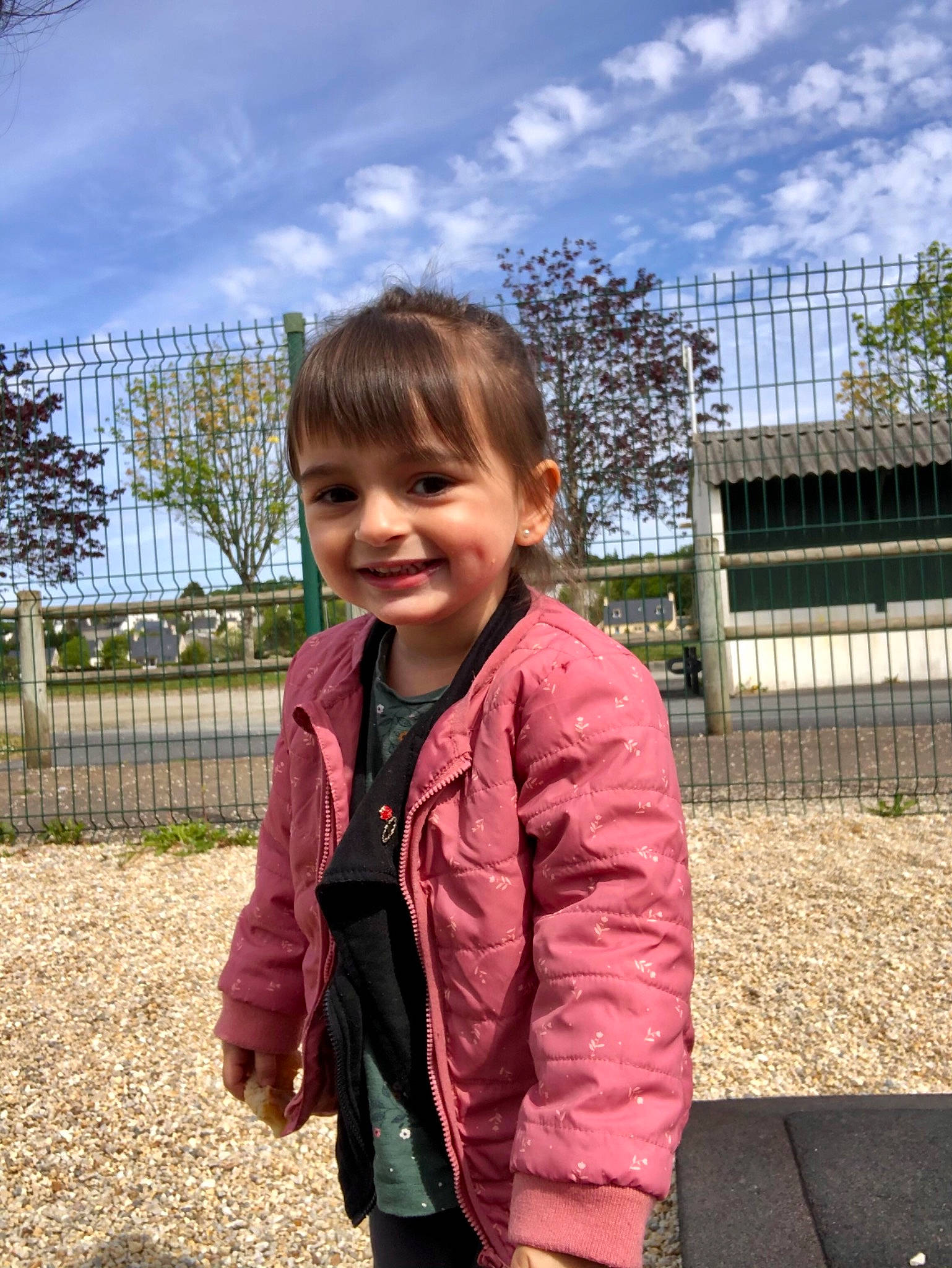 Lyana participe au concours pour gagner de l'argent avec cette photo : child, city, cloud, fun, grass, happy, joy, leisure, magenta, person, plant, play, recreation, sitting, sky, sleeve, smile, soil, toddler, travel