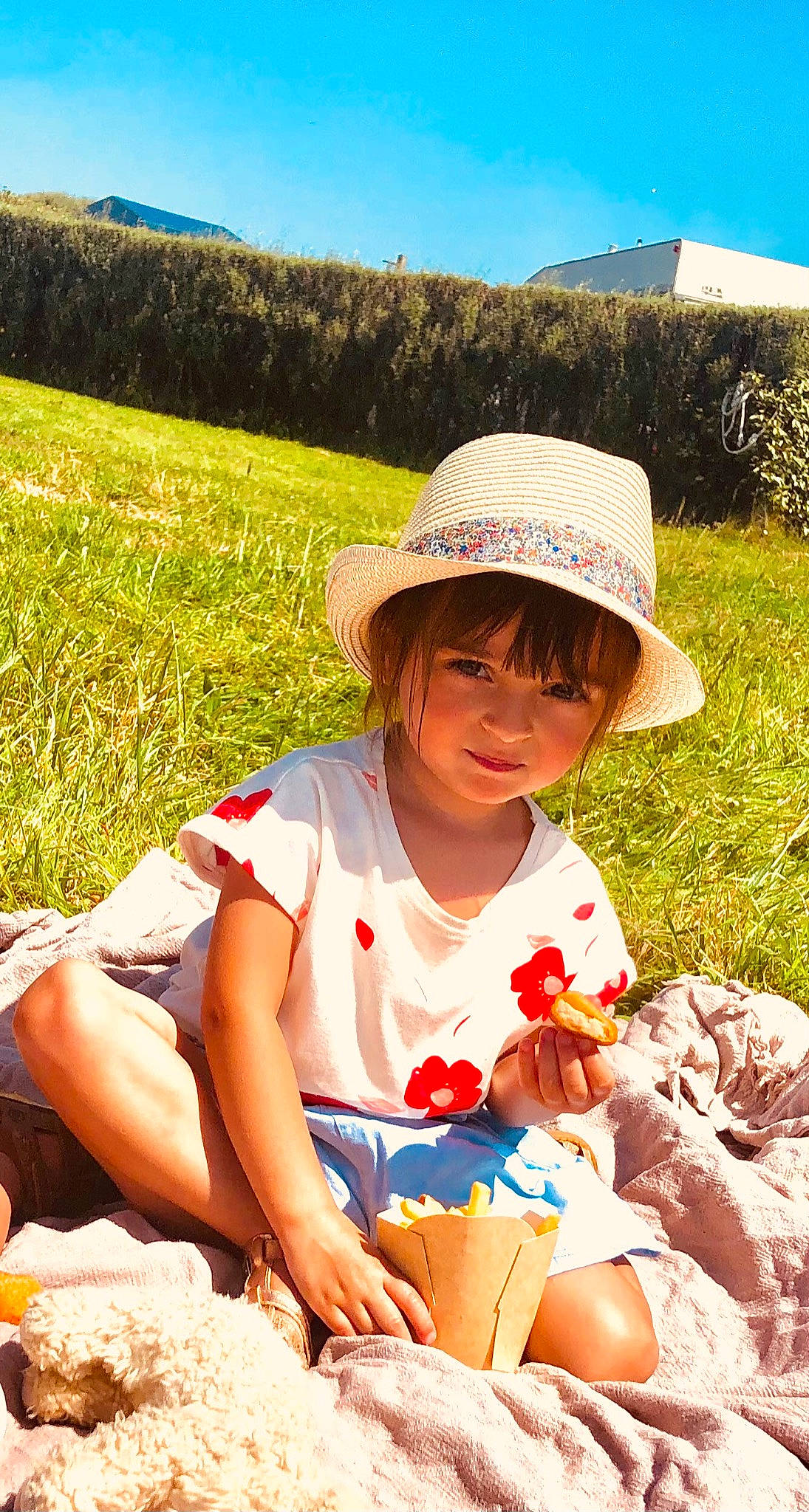 Lyana participe au concours pour gagner de l'argent avec cette photo : fun, grass, happy, hat, leaf, light, mammal, nature, people_in_nature, person, photograph, plant, shorts, sky, sun_hat, sunglasses, sunlight, thigh, tree, vertebrate