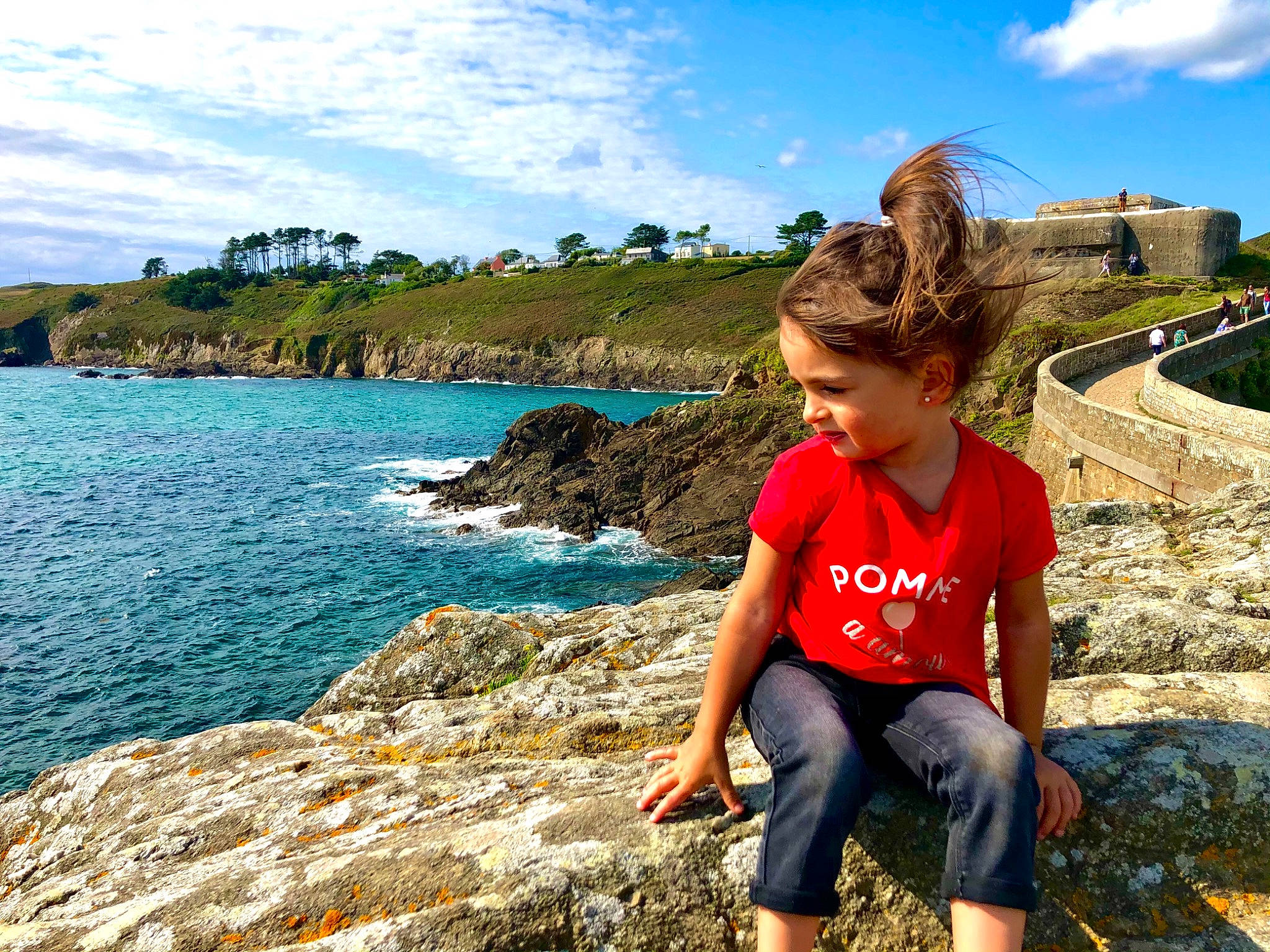 Lyana a rejoint le concours — aidez-le/la à gagner de superbes lots ! azure, beach, cloud, coastal_and_oceanic_landforms, fun, geology, grass, happy, headland, horizon, landscape, leisure, nature, people_in_nature, person, sky, summer, travel, tree, water