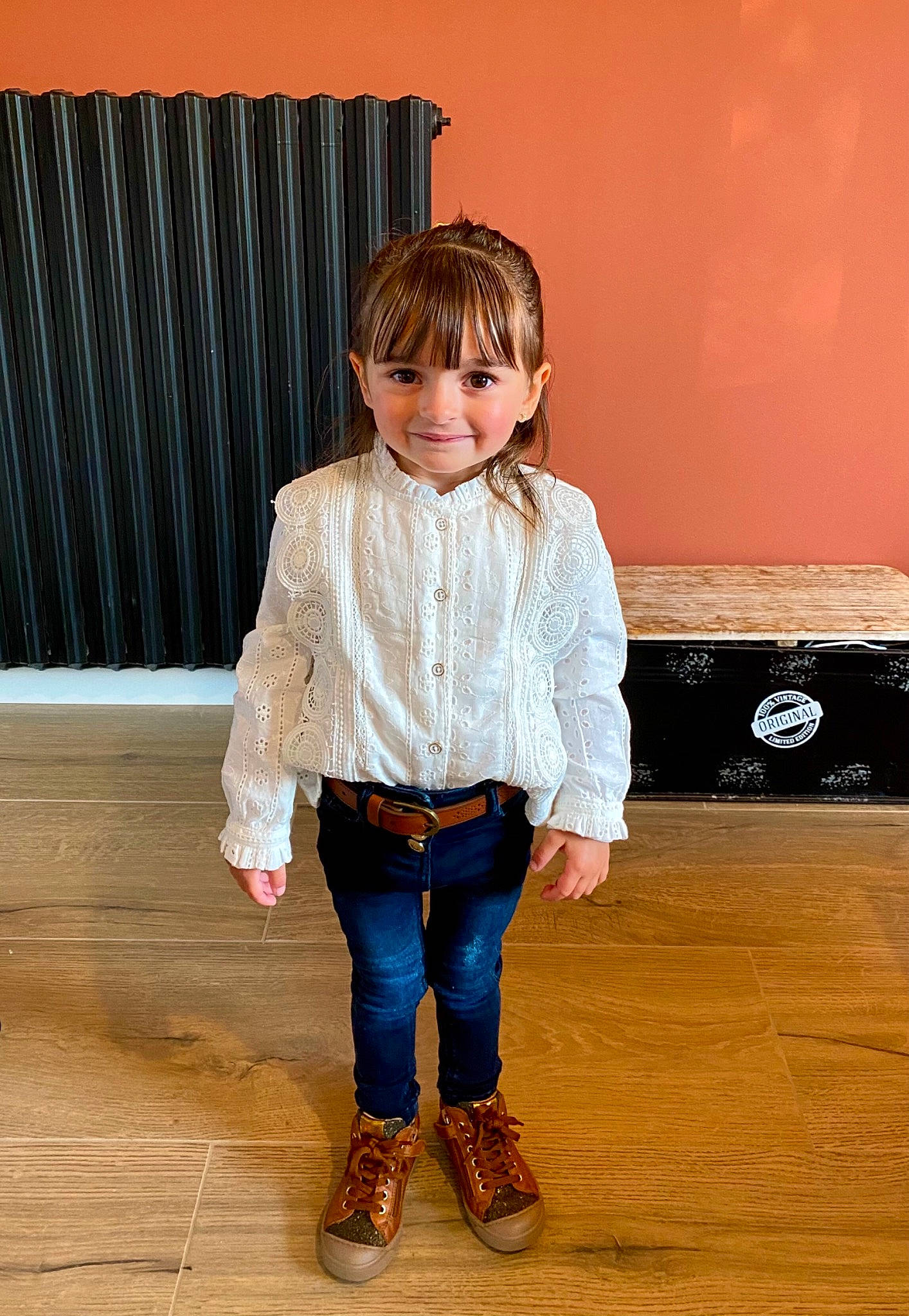 Lyana a rejoint le concours — aidez-le/la à gagner de superbes lots ! baby_toddler_clothing, curtain, denim, dress_shirt, electric_blue, fashion_design, floor, flooring, footwear, happy, hardwood, human_body, human_leg, jeans, joy, person, sleeve, smile, toddler, varnish