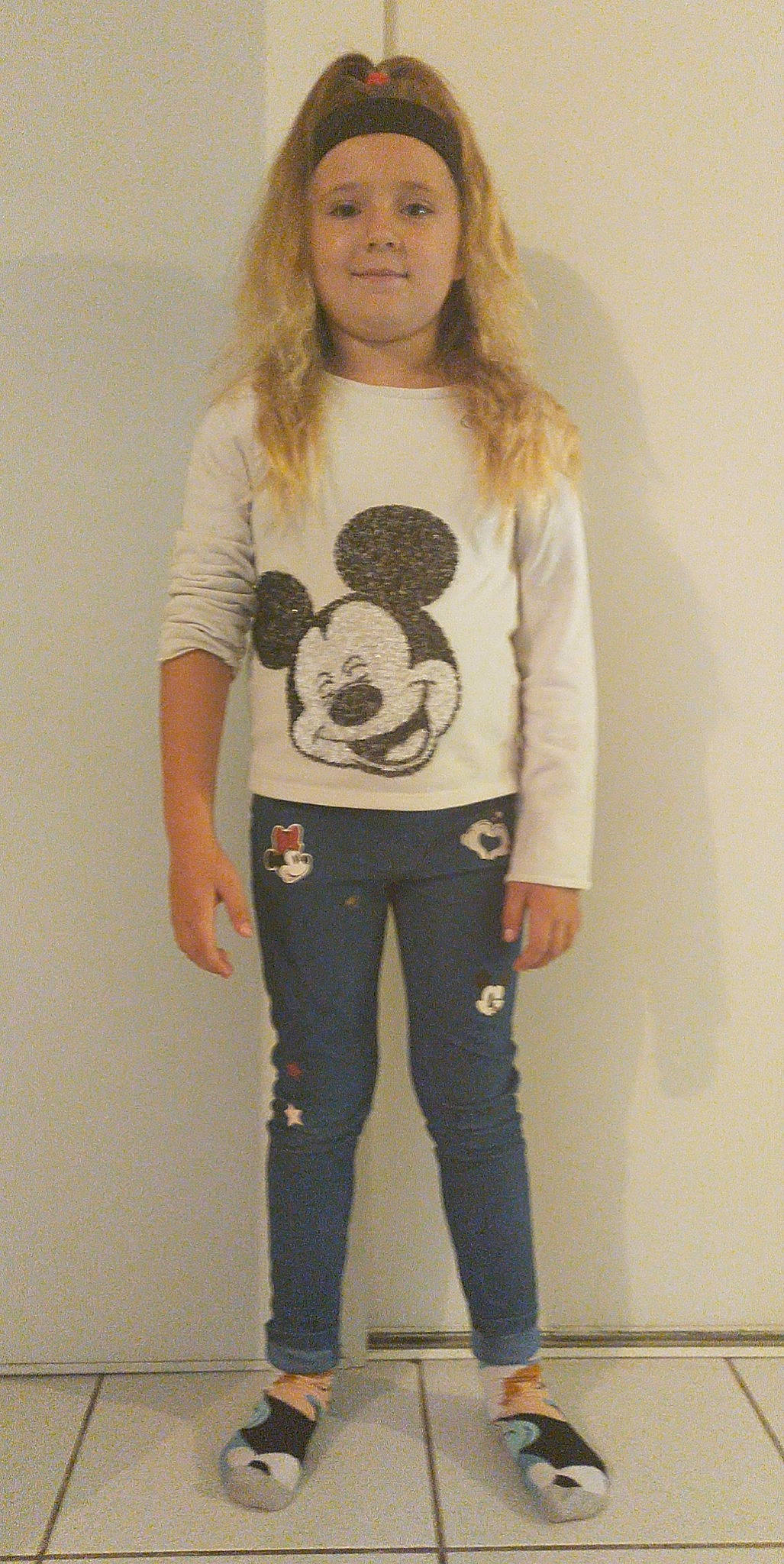 Shayna a rejoint le concours — aidez-le/la à gagner de superbes lots ! active_shirt, cool, denim, fashion_design, font, gesture, grey, head, headwear, knee, leg, neck, pattern, person, sleeve, t_shirt, thigh, top, visual_arts, waist