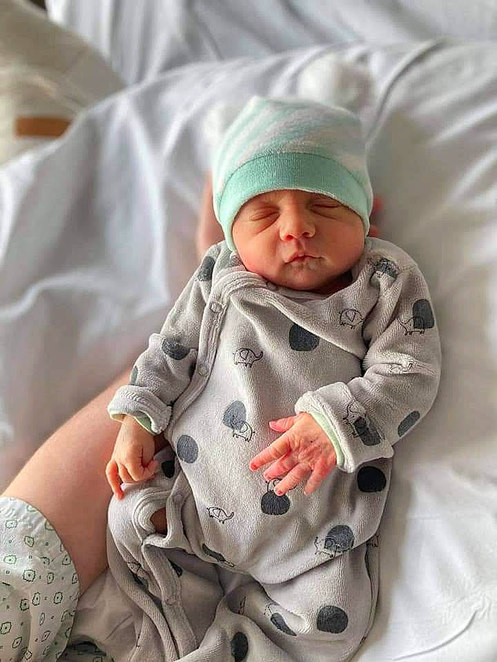 Tiziano a rejoint le concours — aidez-le/la à gagner de superbes lots ! baby, baby_products, baby_safety, baby_sleeping, baby_toddler_clothing, carmine, child, comfort, headwear, linens, nail, pattern, person, sitting, skin, sleeve, textile, thumb, toddler, white