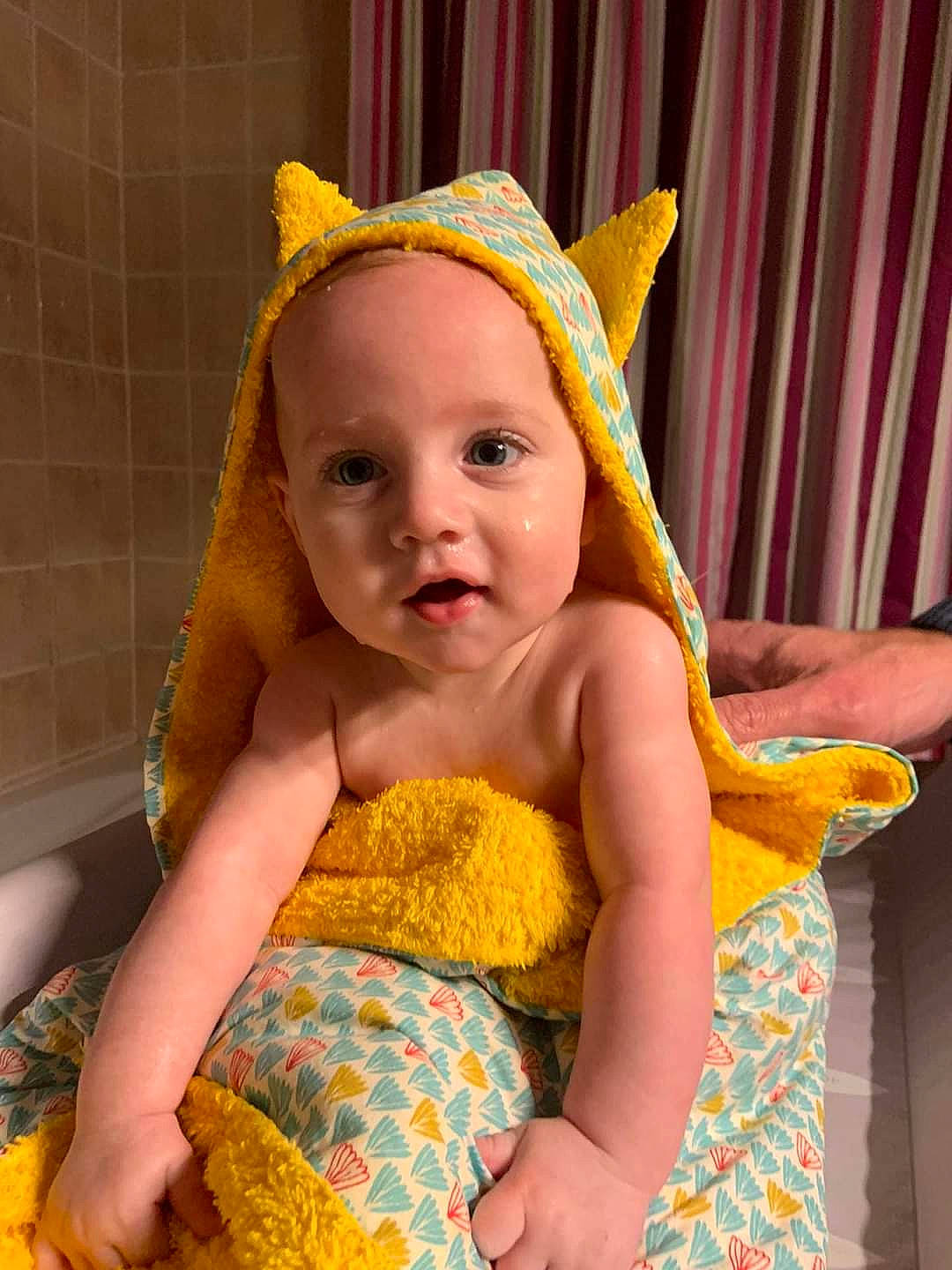 Tiziano participe au concours pour gagner de l'argent avec cette photo : baby, baby_toddler_clothing, beauty, cap, child, costume_hat, curtain, facial_expression, fun, happy, magenta, organ, party_hat, party_supply, person, pink, purple, skin, textile, toddler