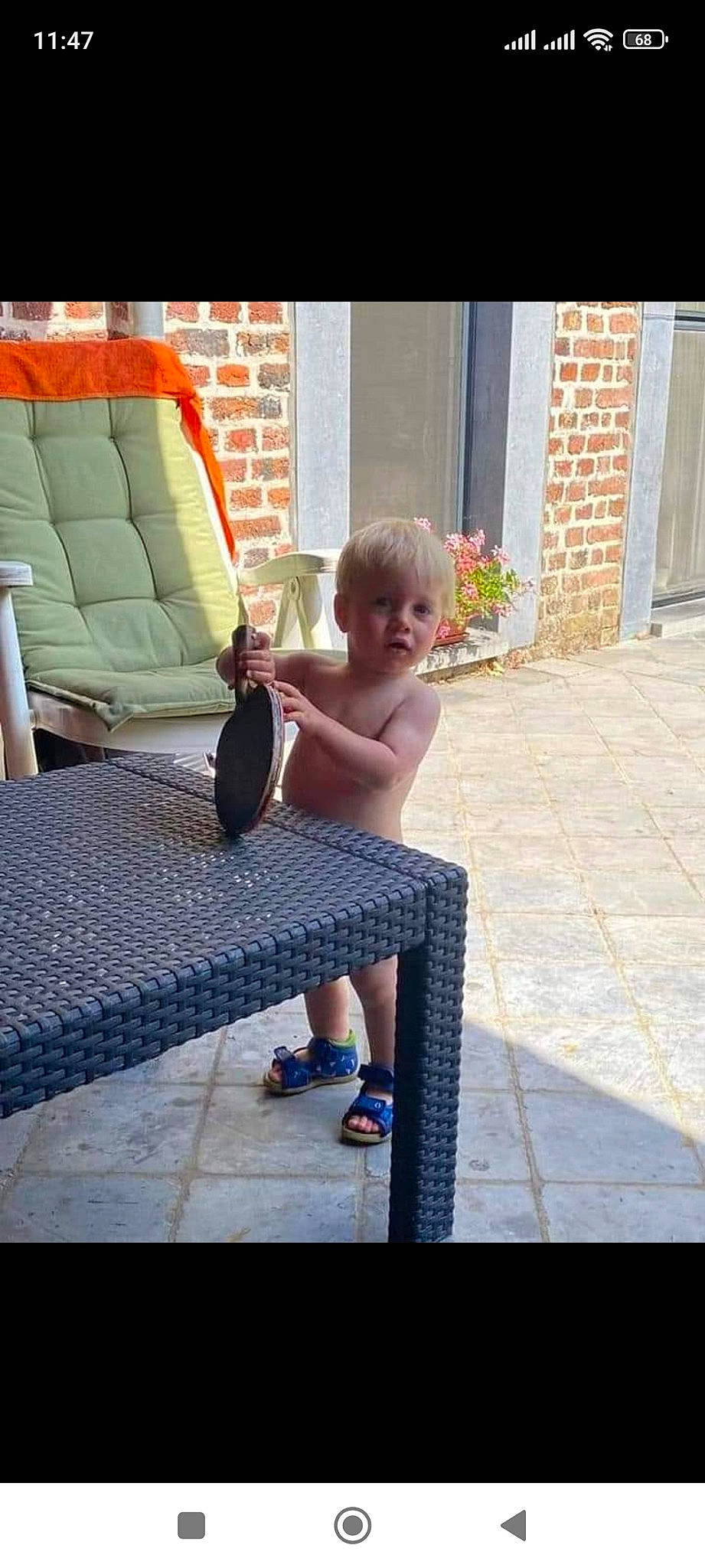 Tiziano participe au concours pour gagner de l'argent avec cette photo : comfort, electric_blue, floor, flooring, foot, grass, human_leg, knee, leg, leisure, person, plant, sandal, shoe, sitting, sneakers, summer, sunglasses, thigh, toddler