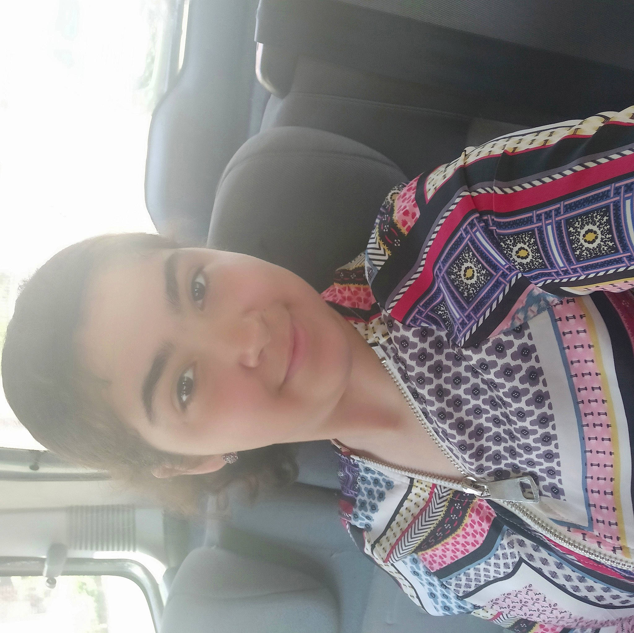 Amina a rejoint le concours — aidez-le/la à gagner de superbes lots ! automotive_design, car_seat, car_seat_cover, comfort, dress, eyelash, hand, head_restraint, joint, joy, neck, pattern, person, plaid, selfie, shoulder, sleeve, smile, street_fashion, tree