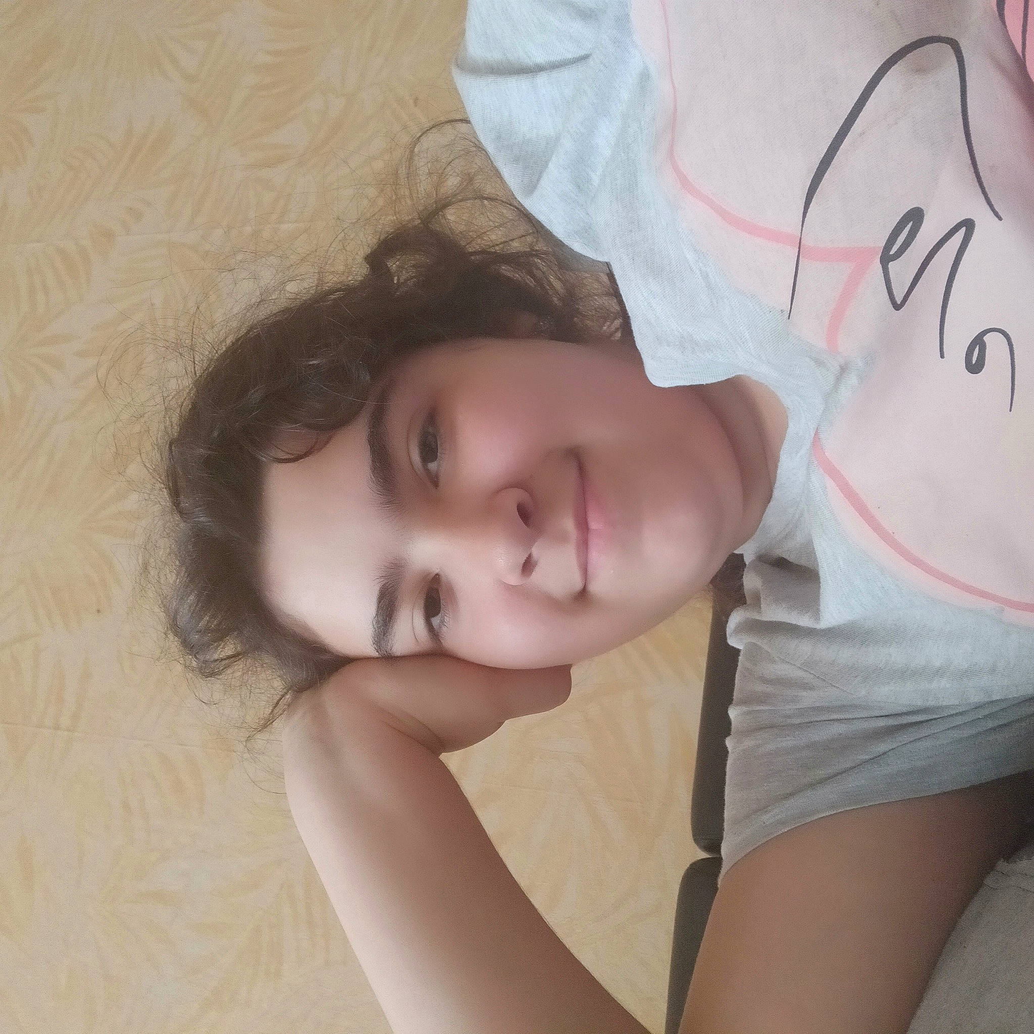 Amina participe au concours pour gagner de l'argent avec cette photo : cheek, chin, comfort, elbow, eye, eyebrow, eyelash, forehead, gesture, joint, joy, leg, lip, mouth, neck, nose, person, shoulder, skin, smile