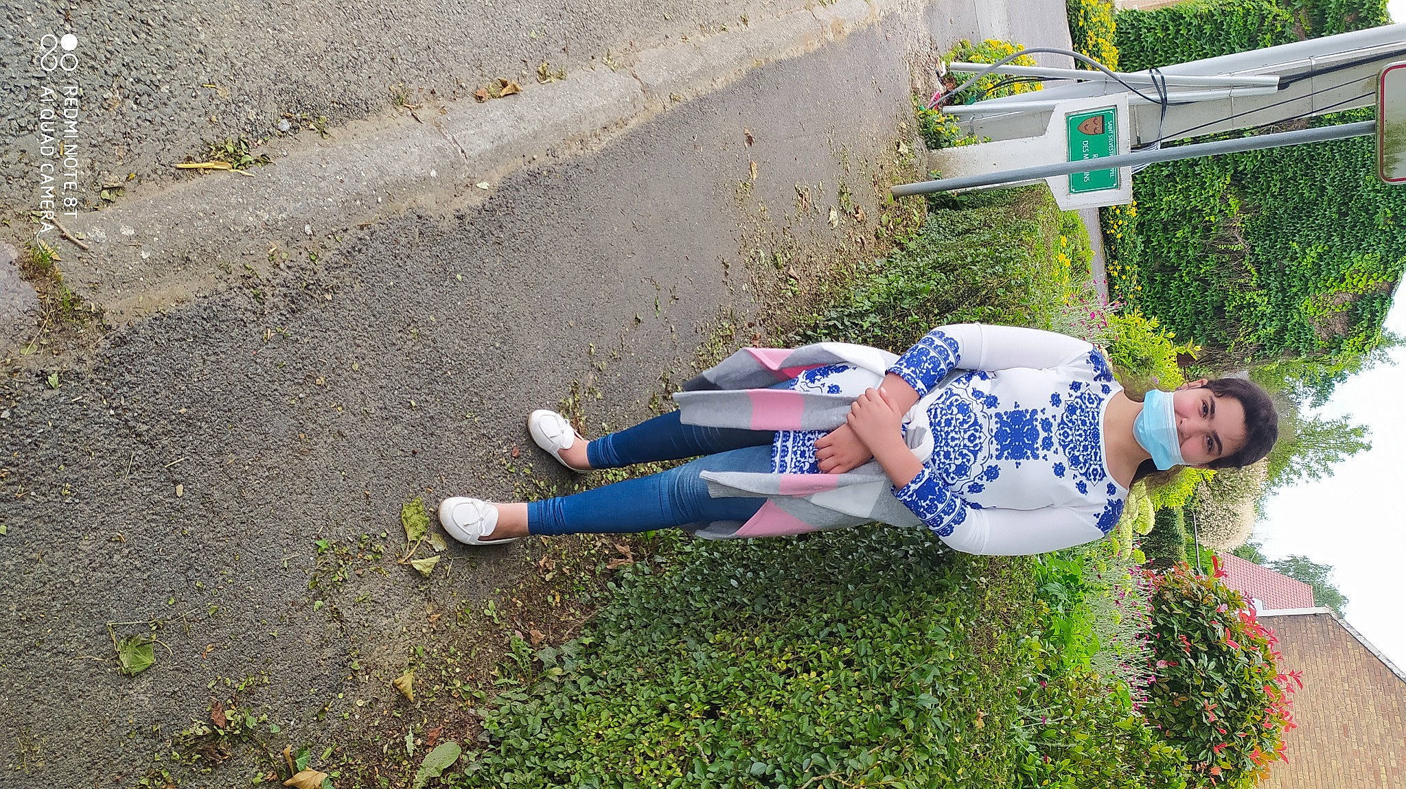 Amina participe au concours pour gagner de l'argent avec cette photo : asphalt, electric_blue, fun, grass, hat, human_leg, joy, knee, leg, leisure, people_in_nature, person, plant, recreation, road, road_surface, shadow, shorts, sidewalk, sitting