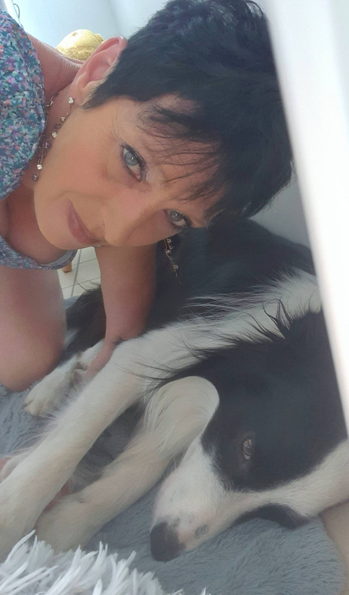 Rubens a rejoint le concours — aidez-le/la à gagner de superbes lots ! black_hair, bracelet, canidae, carnivore, chest, companion_dog, dog, dog_breed, earrings, eyelash, fashion_accessory, fur, happy, human_leg, jewellery, sitting, snout, sporting_group, thigh, whiskers