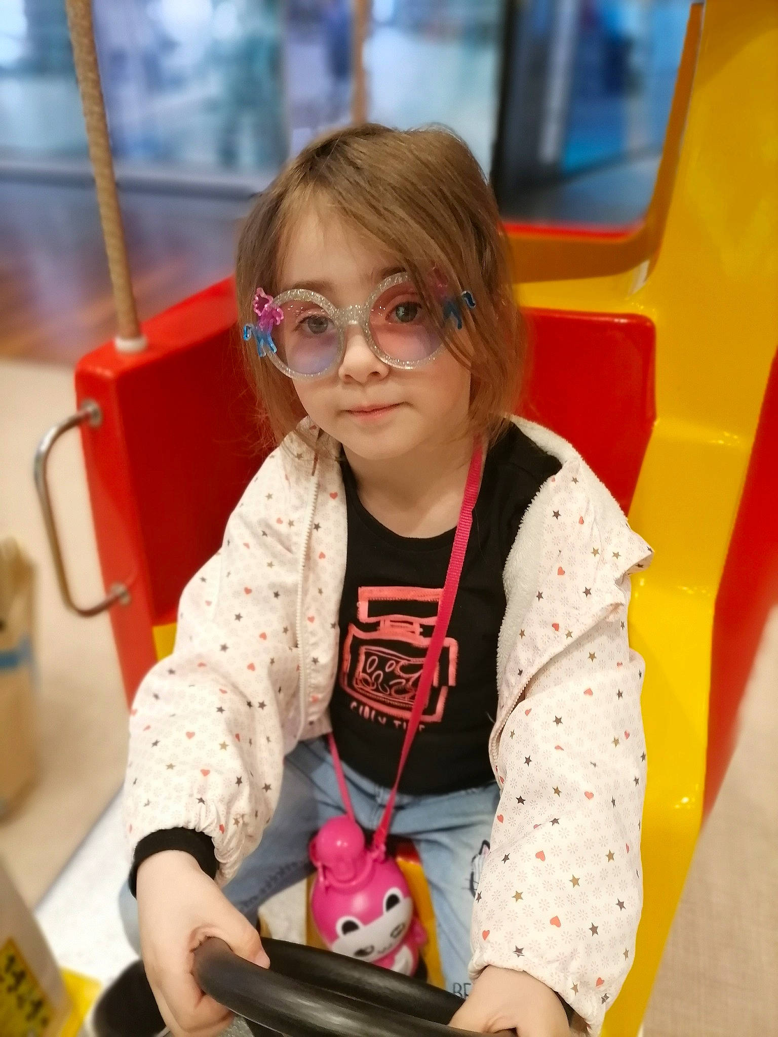 Erika participe au concours pour gagner de l'argent avec cette photo : child, city, eyewear, fun, glasses, happy, human_settlement, leisure, person, personal_protective_equipment, play, product, public_space, public_transport, recreation, sitting, smile, street_fashion, summer, toddler