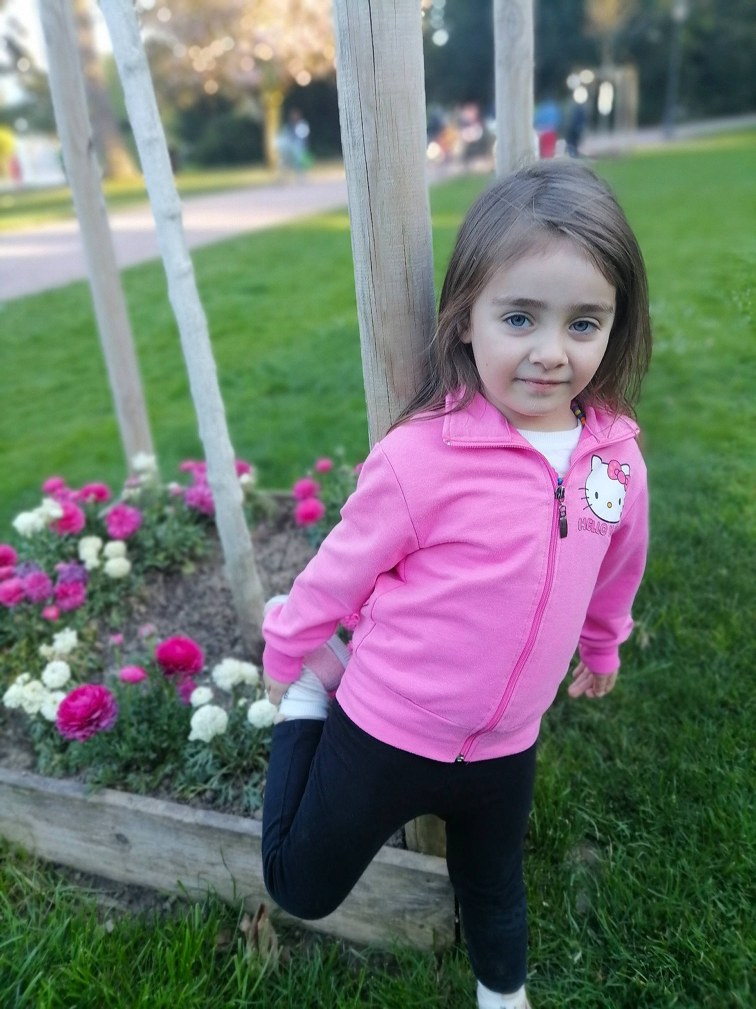 Erika a rejoint le concours — aidez-le/la à gagner de superbes lots ! arm, baby_toddler_clothing, child, eye, facial_expression, flower, fun, grass, grass_family, happy, joy, leisure, magenta, people_in_nature, person, pink, plant, recreation, sleeve, smile