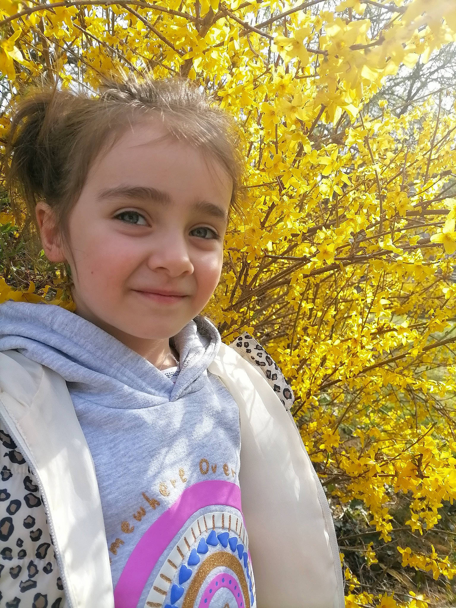 Erika participe au concours pour gagner de l'argent avec cette photo : blond, child, electric_blue, eye, facial_expression, fun, grass, hairstyle, happy, head, iris, joy, leaf, leisure, outerwear, people_in_nature, person, smile, street_fashion, t_shirt