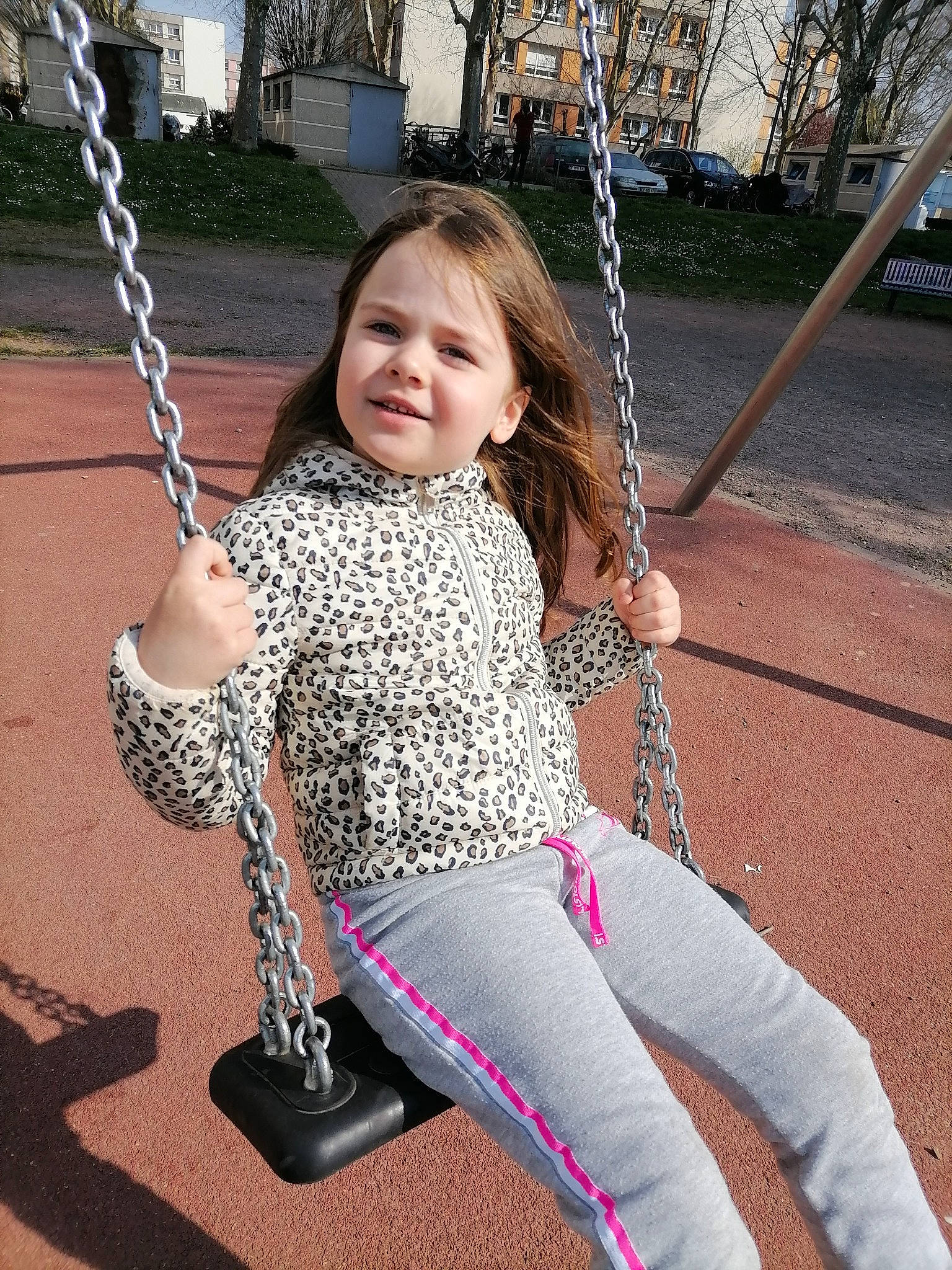 Sofik participe au concours pour gagner de l'argent avec cette photo : arm, black, blond, child, city, clothing, electric_blue, fun, grass, happy, joint, leisure, person, playground, recreation, shoulder, sleeve, smile, swing, tree