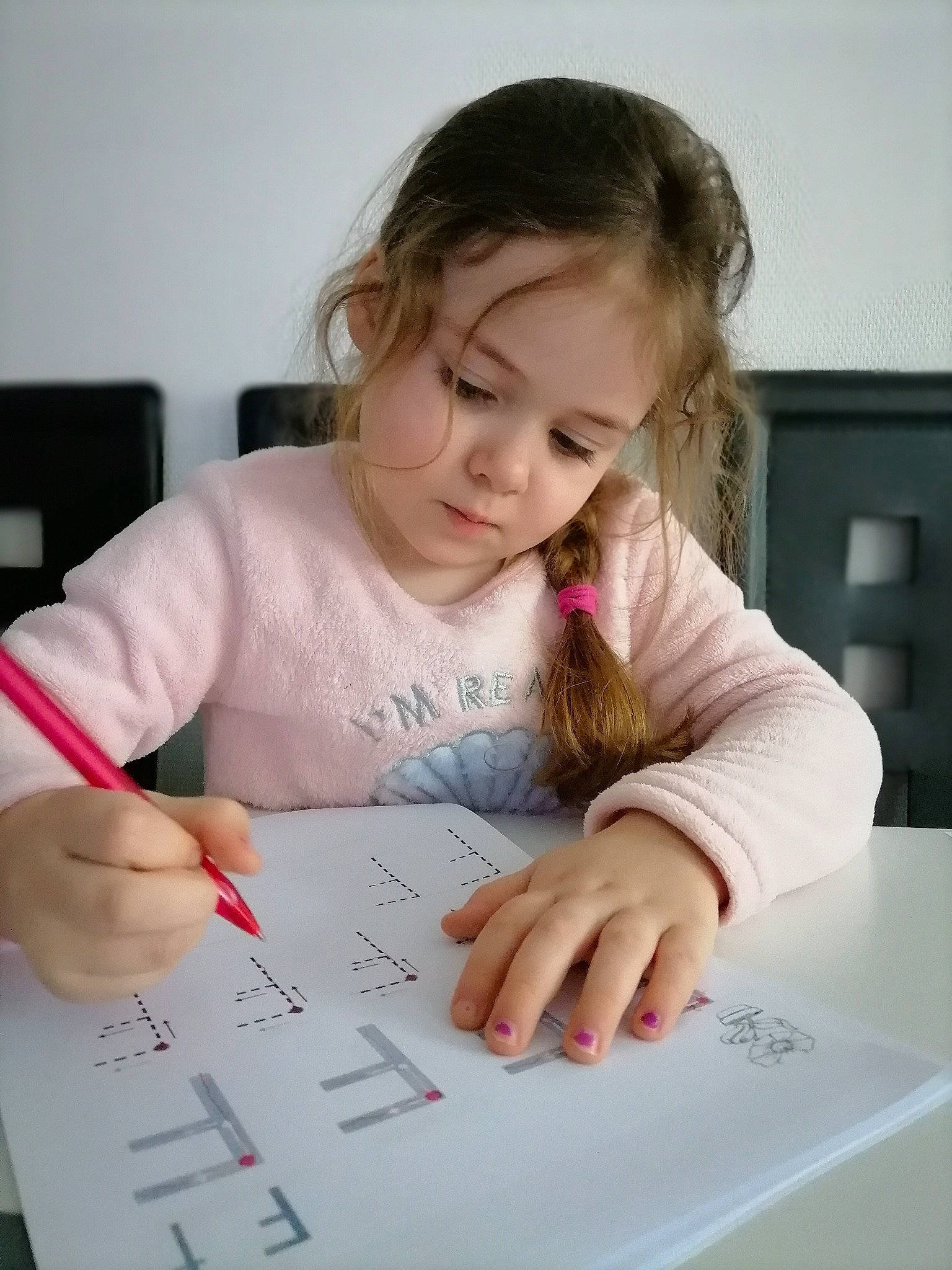 Sofik a rejoint le concours — aidez-le/la à gagner de superbes lots ! child, desk, education, finger, flooring, font, fun, hand, homework, nail, office_supplies, person, play, sitting, stationery, t_shirt, table, toddler, writing, writing_implement