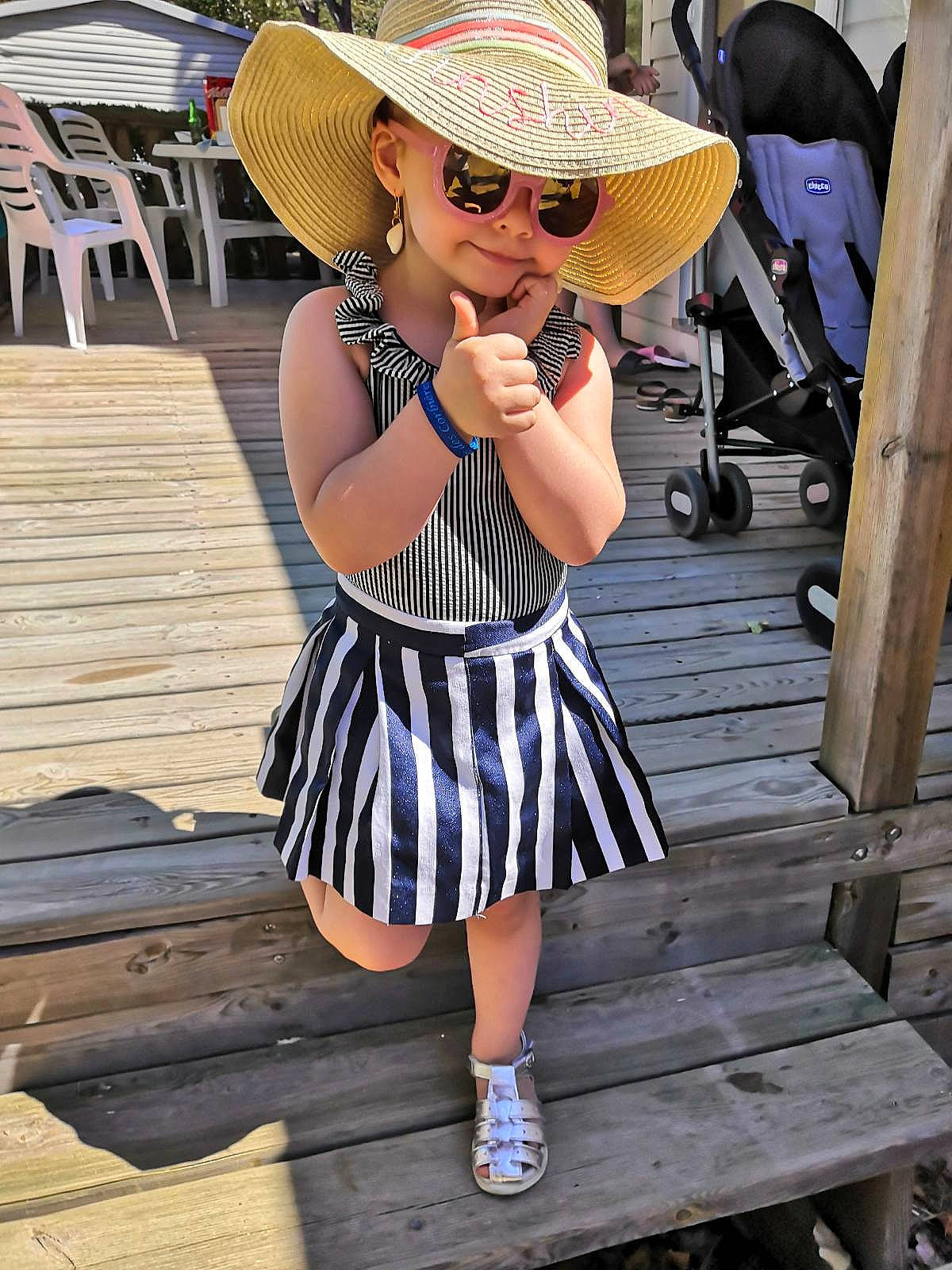 Sofik participe au concours pour gagner de l'argent avec cette photo : blue, day_dress, dress, eyewear, glasses, goggles, happy, hat, headgear, headwear, person, photograph, shoe, sneakers, street_fashion, sun_hat, sunglasses, thigh, toddler, vision_care