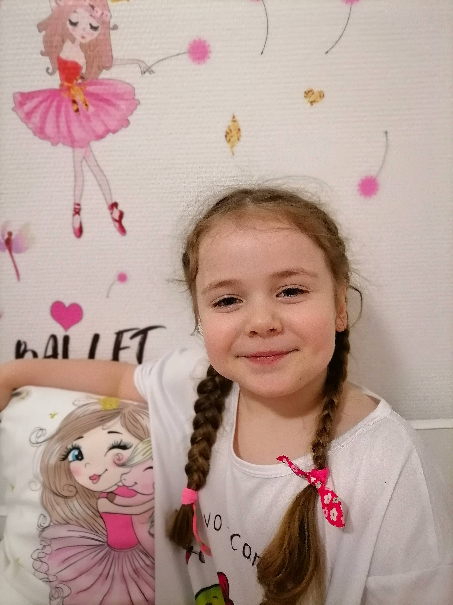 Sofik a rejoint le concours — aidez-le/la à gagner de superbes lots ! art, beauty, child, eyelash, face, facial_expression, hairstyle, happy, head, joy, magenta, pattern, people, person, pink, product, skin, sleeve, smile, textile