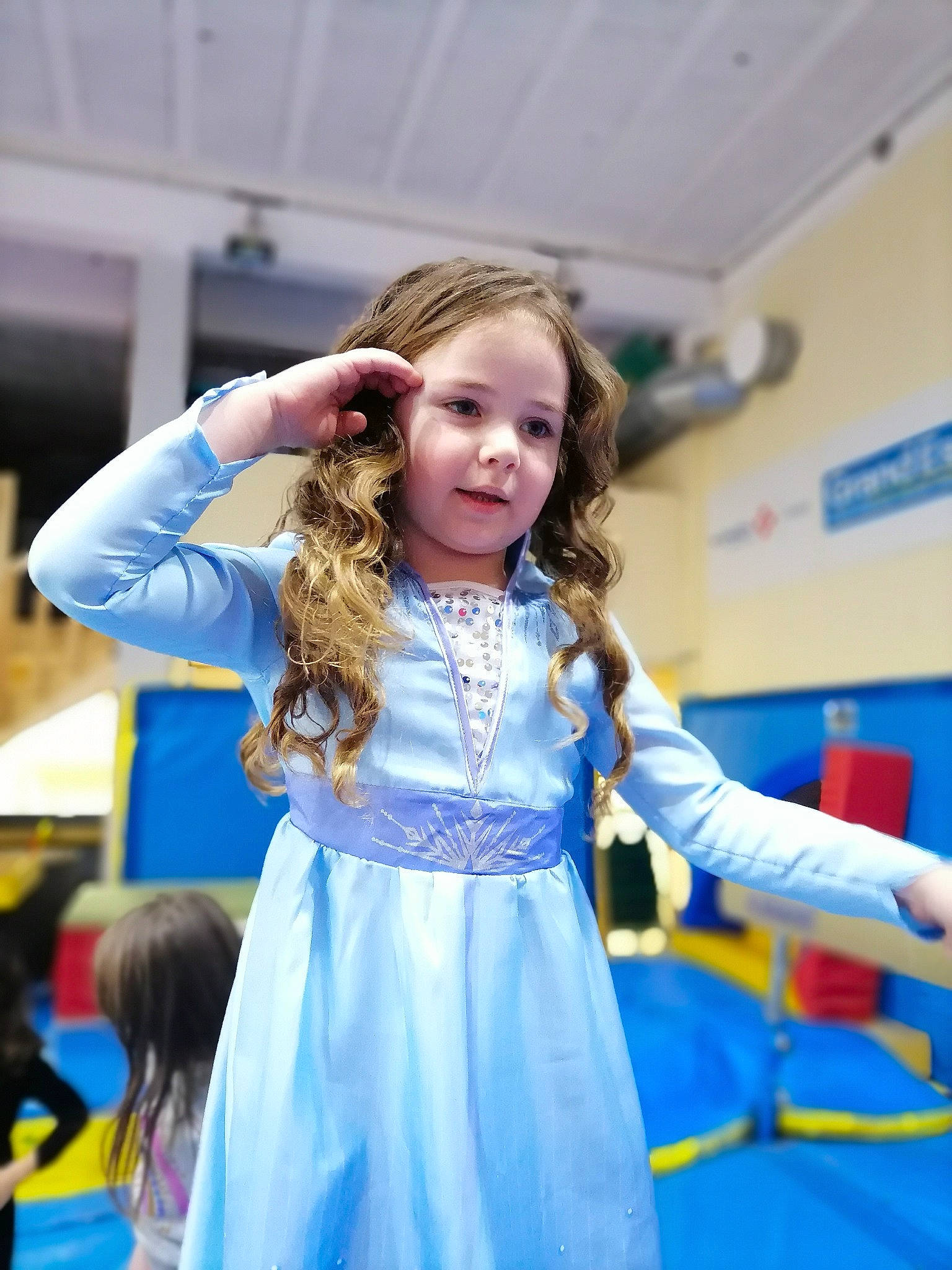 Sofik a rejoint le concours — aidez-le/la à gagner de superbes lots ! dress, electric_blue, entertainment, event, fashion_design, flooring, fun, happy, jewellery, leisure, long_hair, necklace, performance, performing_arts, person, public_event, purple, recreation, street_fashion, toddler