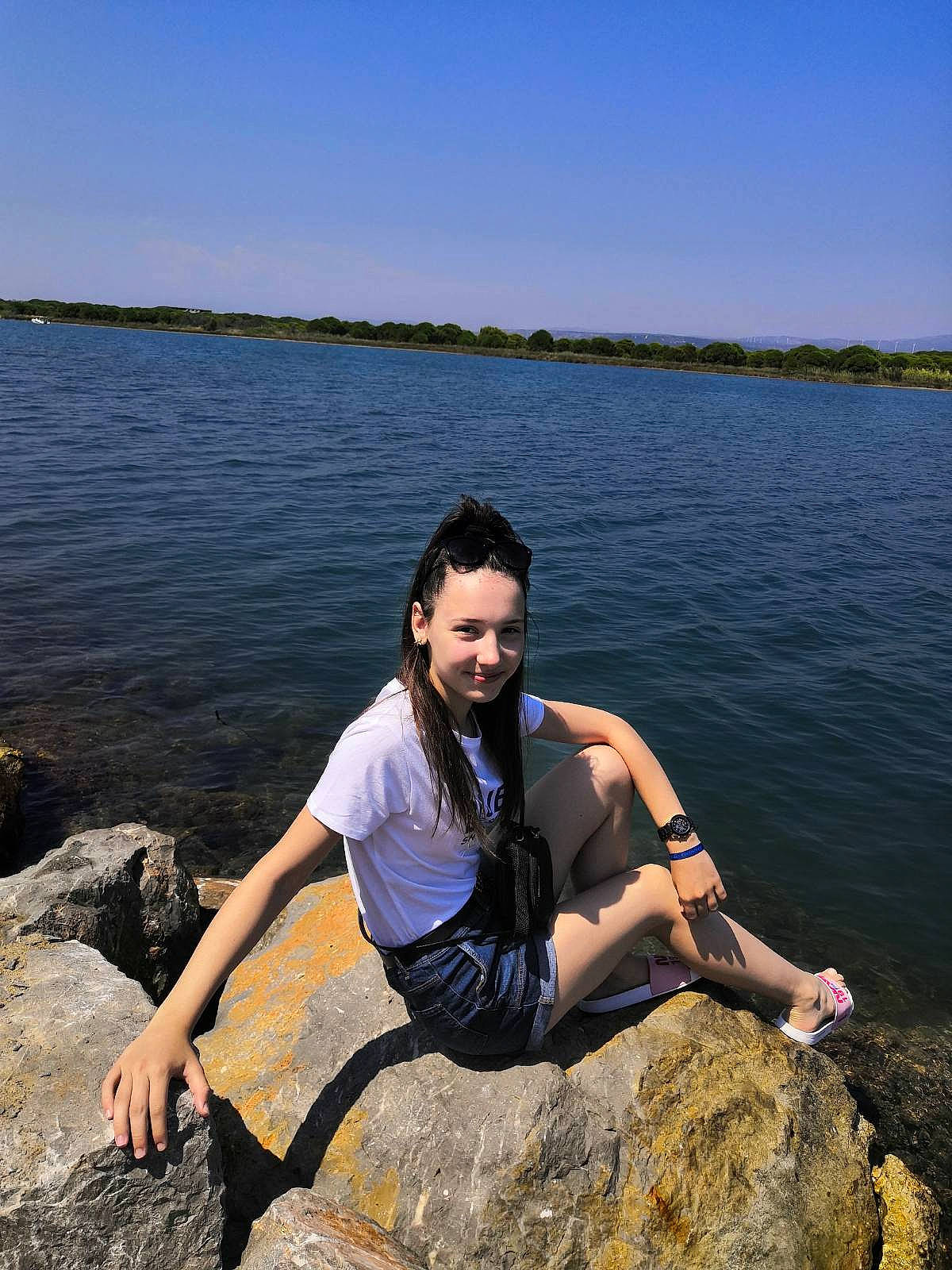Renata a rejoint le concours — aidez-le/la à gagner de superbes lots ! bank, bedrock, flash_photography, fun, happy, horizon, joy, lake, landscape, leisure, people_in_nature, person, recreation, sitting, sky, summer, thigh, travel, tree, water