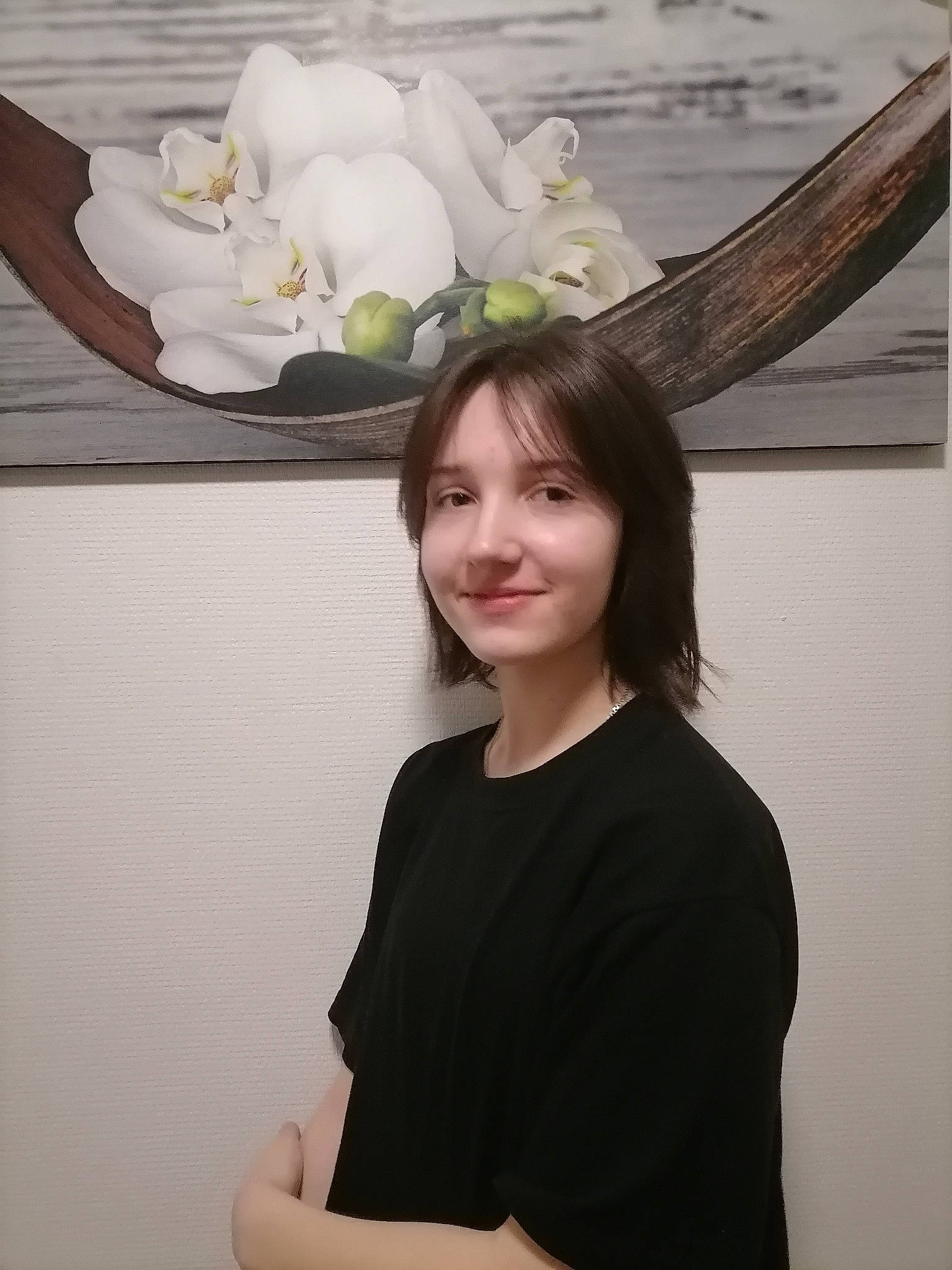 Renata participe au concours pour gagner de l'argent avec cette photo : elbow, eyelash, fashion_accessory, fashion_design, flash_photography, fun, happy, headpiece, jewellery, joy, lighting, long_hair, organ, person, petal, plant, room, sitting, sleeve, smile