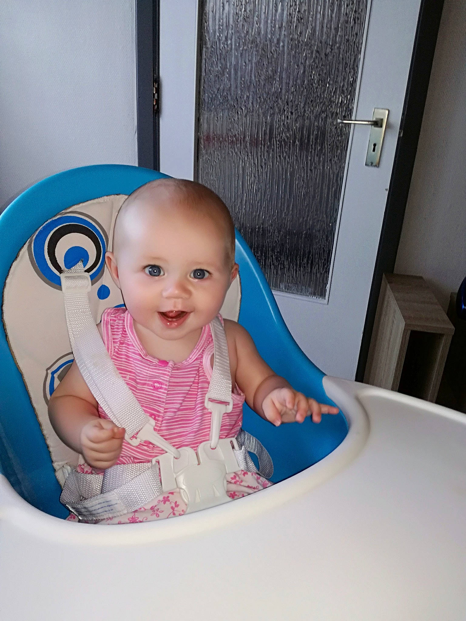 Yvanna a rejoint le concours — aidez-le/la à gagner de superbes lots ! bathtub, blue, child, day, fun, girl, infant, person, play, product, skin, smile, toddler