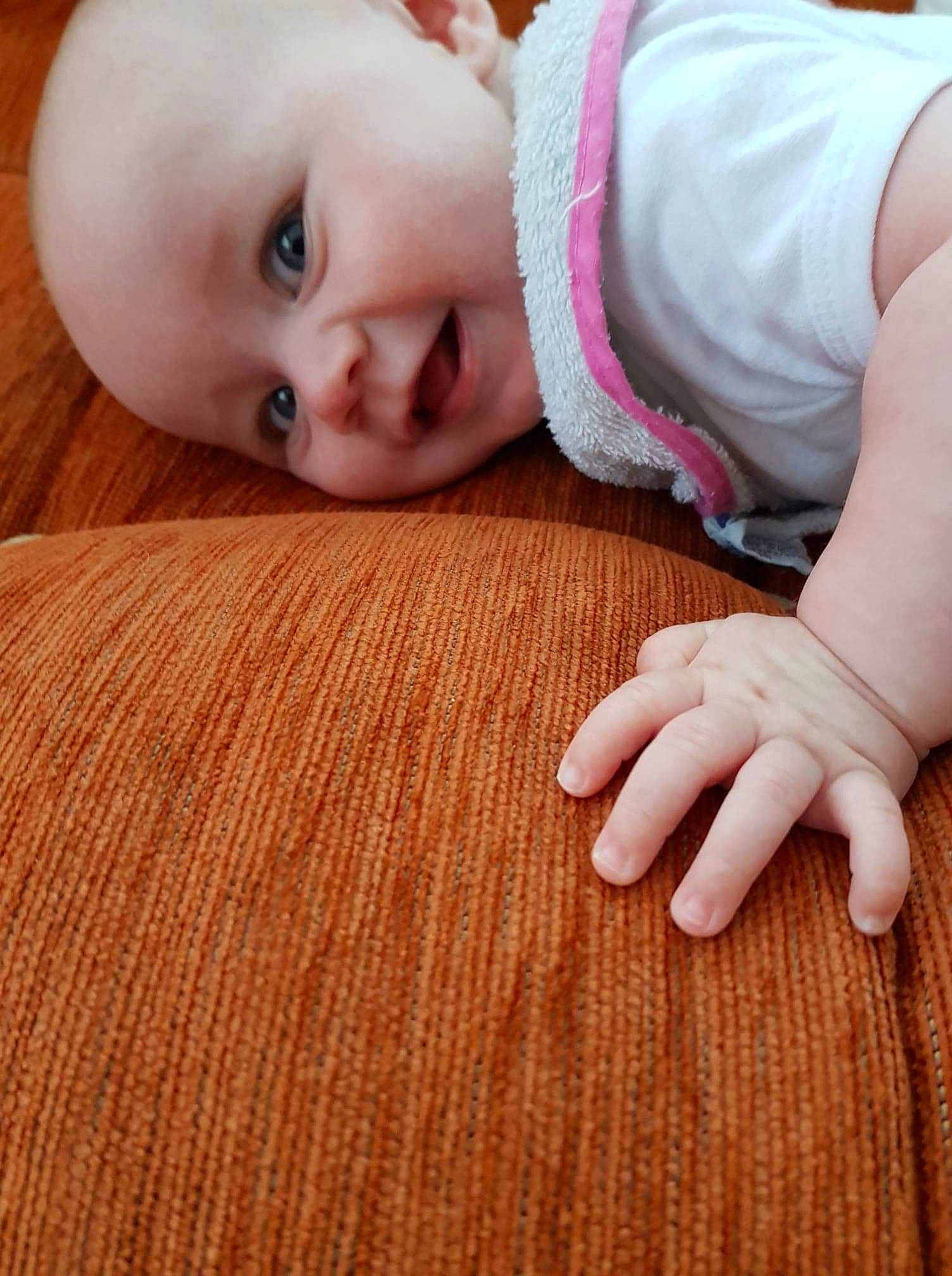 Yvanna participe au concours pour gagner de l'argent avec cette photo : cheek, child, finger, floor, flooring, girl, hand, infant, lip, nail, person, pink, product, skin, toddler