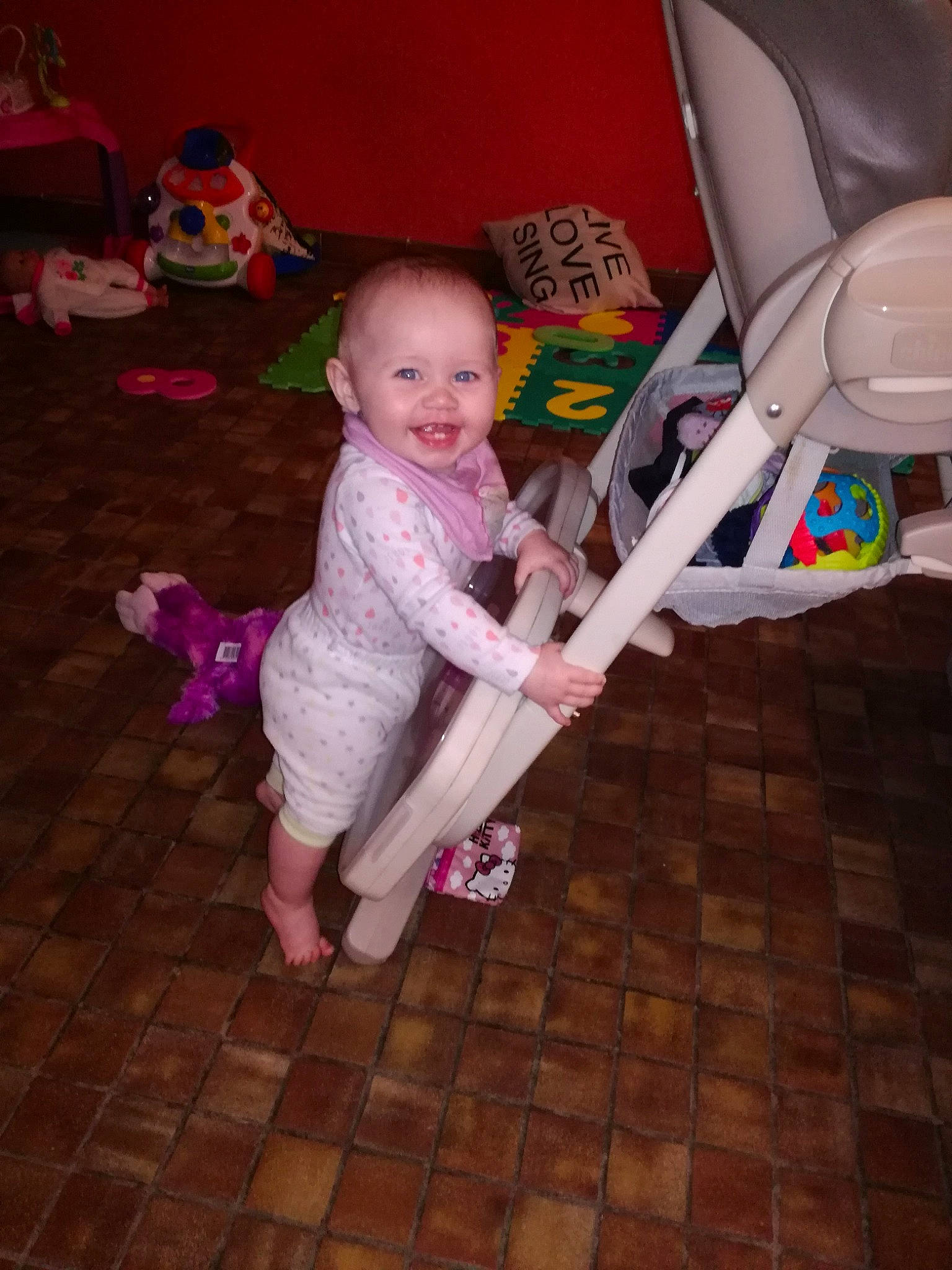 Yvanna a rejoint le concours — aidez-le/la à gagner de superbes lots ! child, day, floor, flooring, fun, girl, infant, joy, leg, person, pink, play, product, sitting, skin, toddler, toy