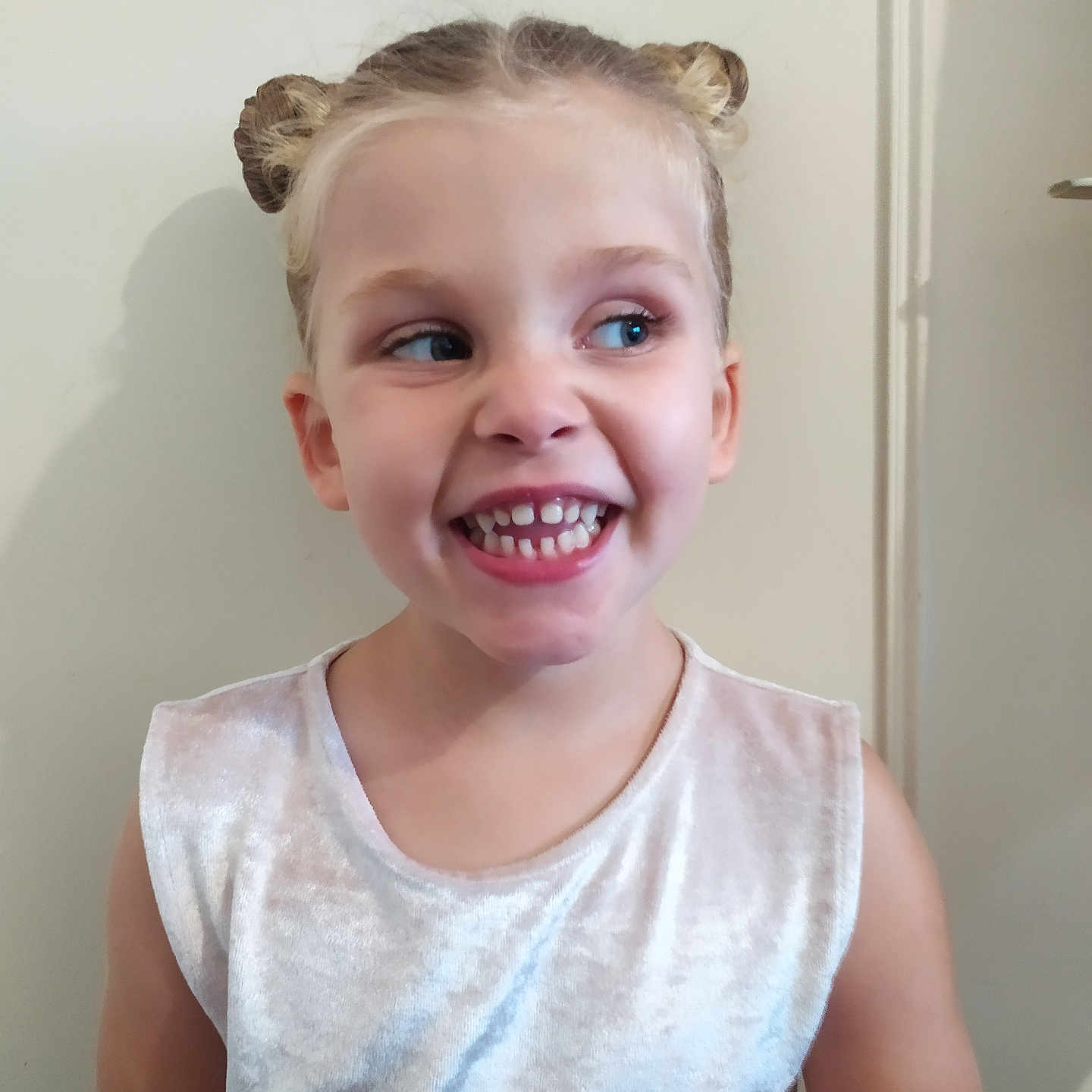 Ella participe au concours pour gagner de l'argent avec cette photo : baby, babylaughing, blonde, bodypart, clothing, dress, face, finger, hair, hand, happy, head, laughing, mouth, person, photography, portrait, smile, t_shirt, teeth