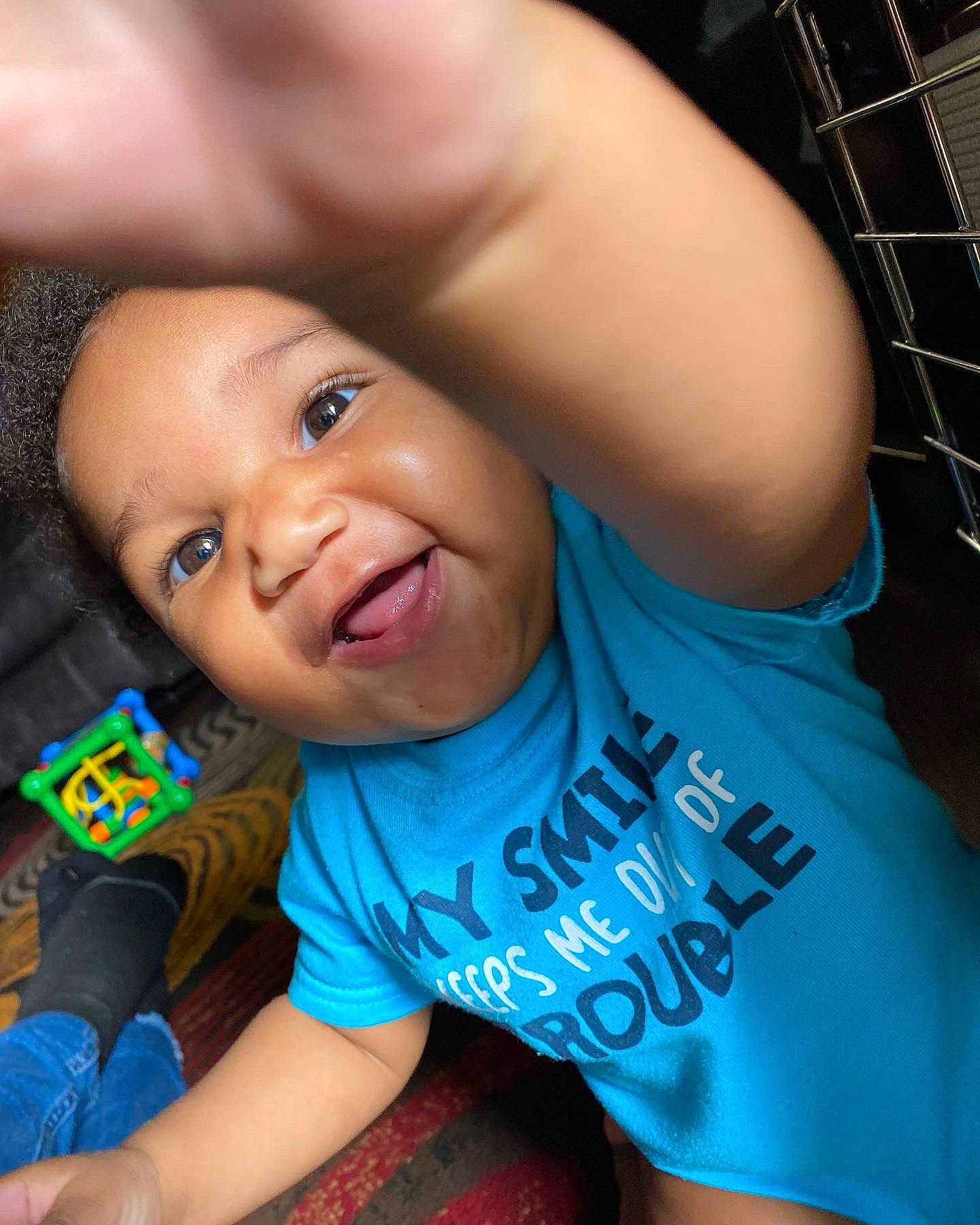 Emmanuel is registered to the contest to win money with this photo: arm, black, blue, cheek, eye, flash_photography, gesture, hairstyle, hand, happy, human_body, iris, lip, mouth, muscle, neck, nose, person, skin, smile