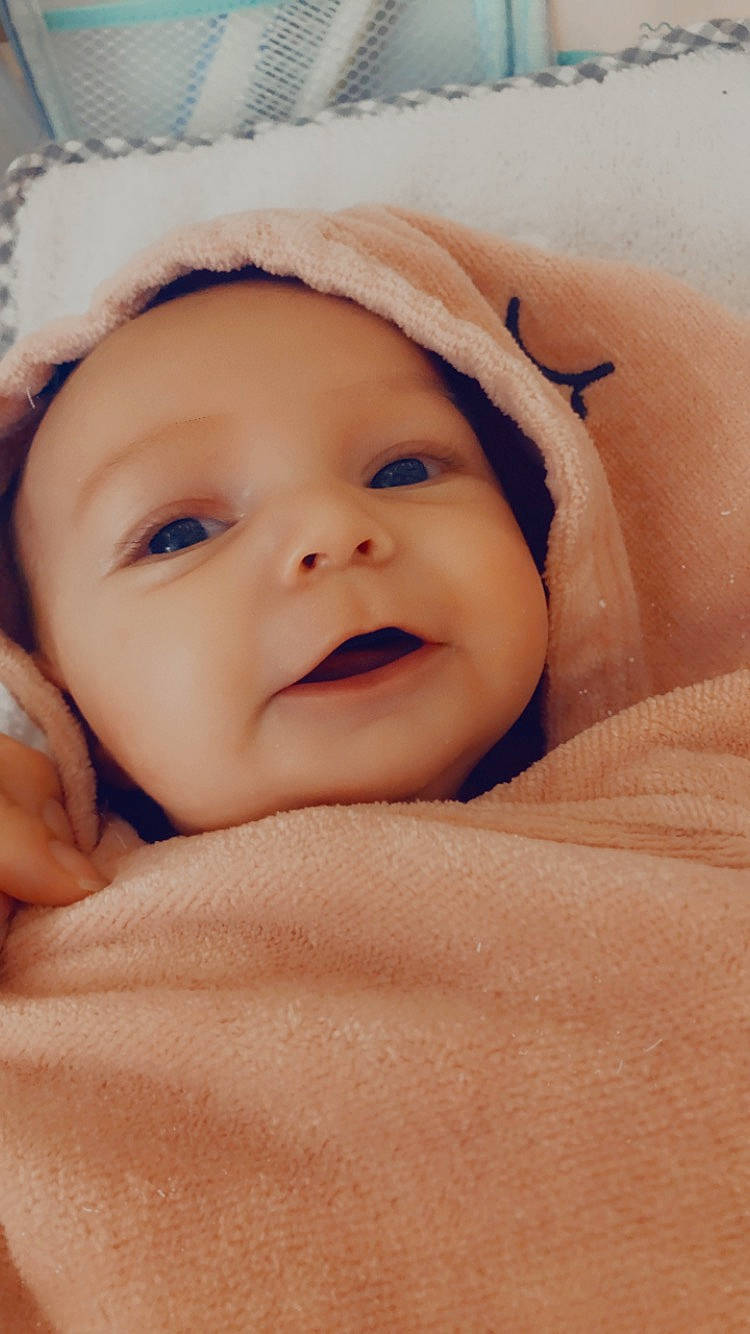 Elsa participe au concours pour gagner de l'argent avec cette photo : baby, cap, cheek, child, chin, close_up, comfort, flash_photography, fun, gesture, happy, hat, iris, laugh, linens, lip, person, portrait_photography, skin, smile