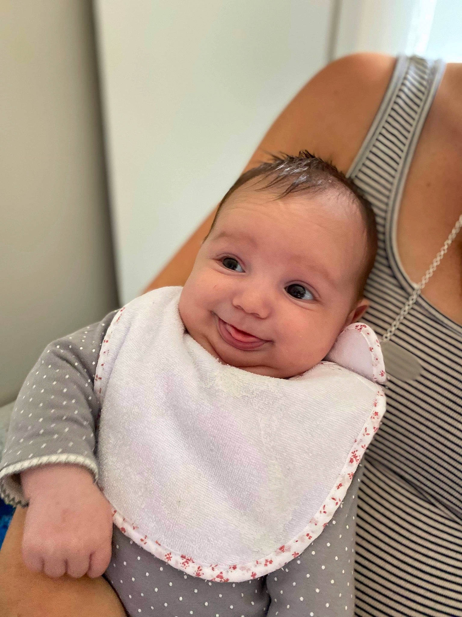 Elsa a rejoint le concours — aidez-le/la à gagner de superbes lots ! baby, baby_toddler_clothing, cheek, collar, comfort, eye, eyebrow, finger, happy, head, human_body, iris, joint, joy, lip, mouth, neck, nose, person, skin