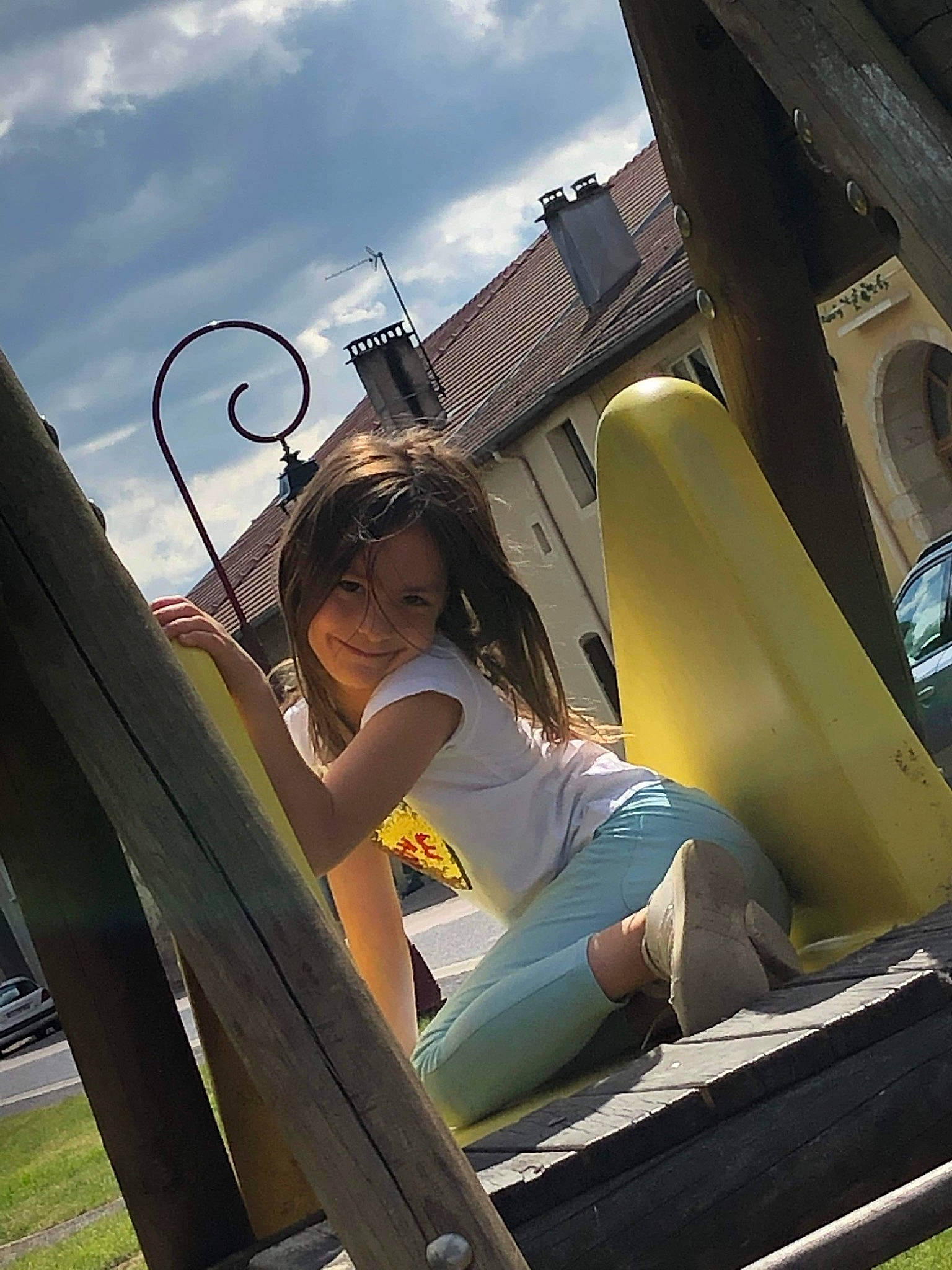 Emy a rejoint le concours — aidez-le/la à gagner de superbes lots ! auto_part, automotive_design, automotive_exterior, automotive_wheel_system, bumper, city, cloud, flash_photography, fun, human_leg, joy, leisure, motor_vehicle, outdoor_play_equipment, person, plant, playground_slide, recreation, sky, thigh