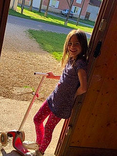 Emy participe au concours pour gagner de l'argent avec cette photo : child, city, fun, grass, happy, human_leg, joy, knee, leisure, outdoor_play_equipment, person, plant, play, playground, public_space, recreation, smile, thigh, toddler, vacation