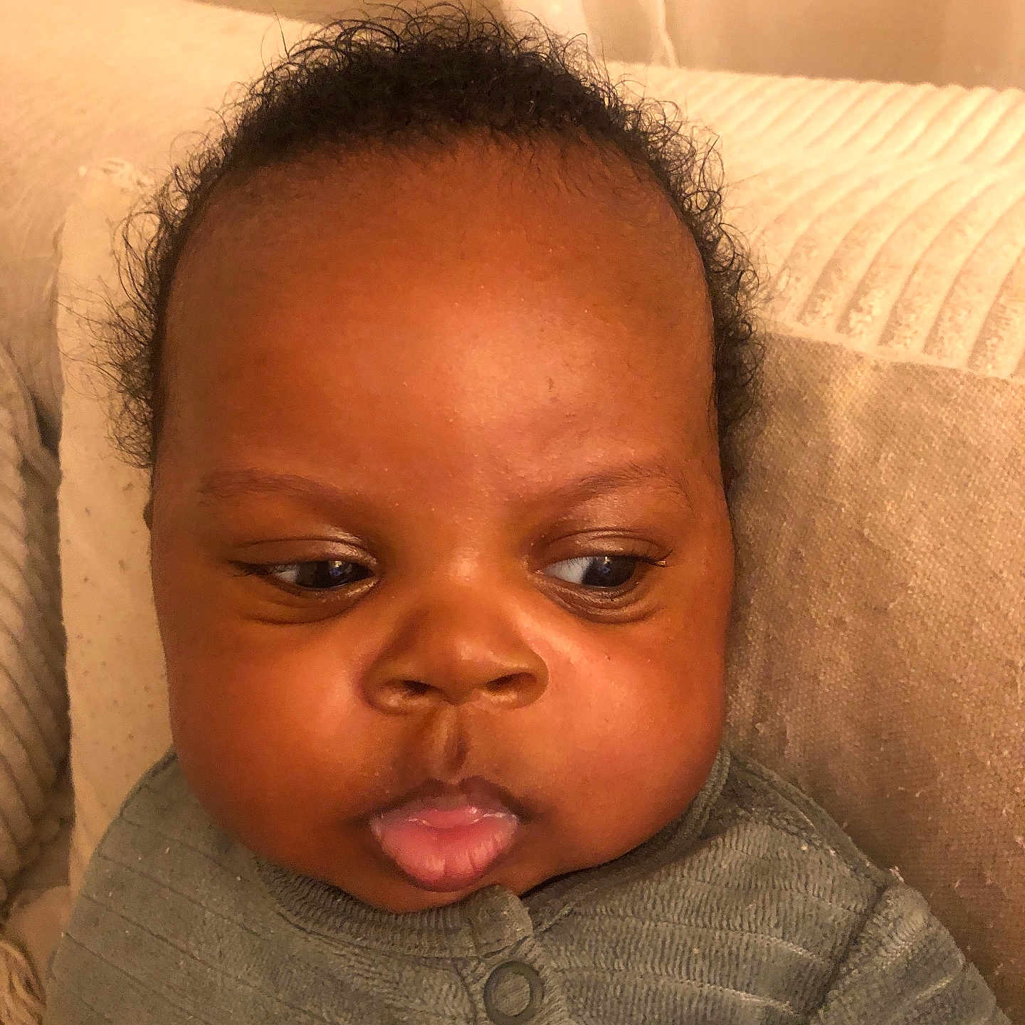 Kahli a rejoint le concours — aidez-le/la à gagner de superbes lots ! baby, infant, face, cheeks, sweater, clothing, cushion, blanket, indoor, portrait, child, curious, resting, soft, closeup, head, skin, young, person, expression