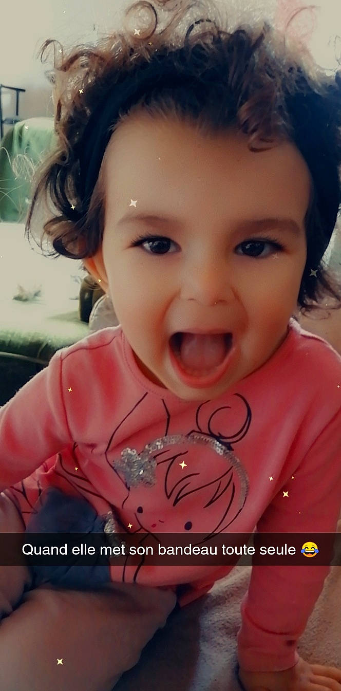 Leana a rejoint le concours — aidez-le/la à gagner de superbes lots ! cheek, chin, ear, eyebrow, eyelash, facial_expression, finger, forehead, gesture, happy, iris, lip, mouth, neck, nose, organ, person, pink, skin, smile