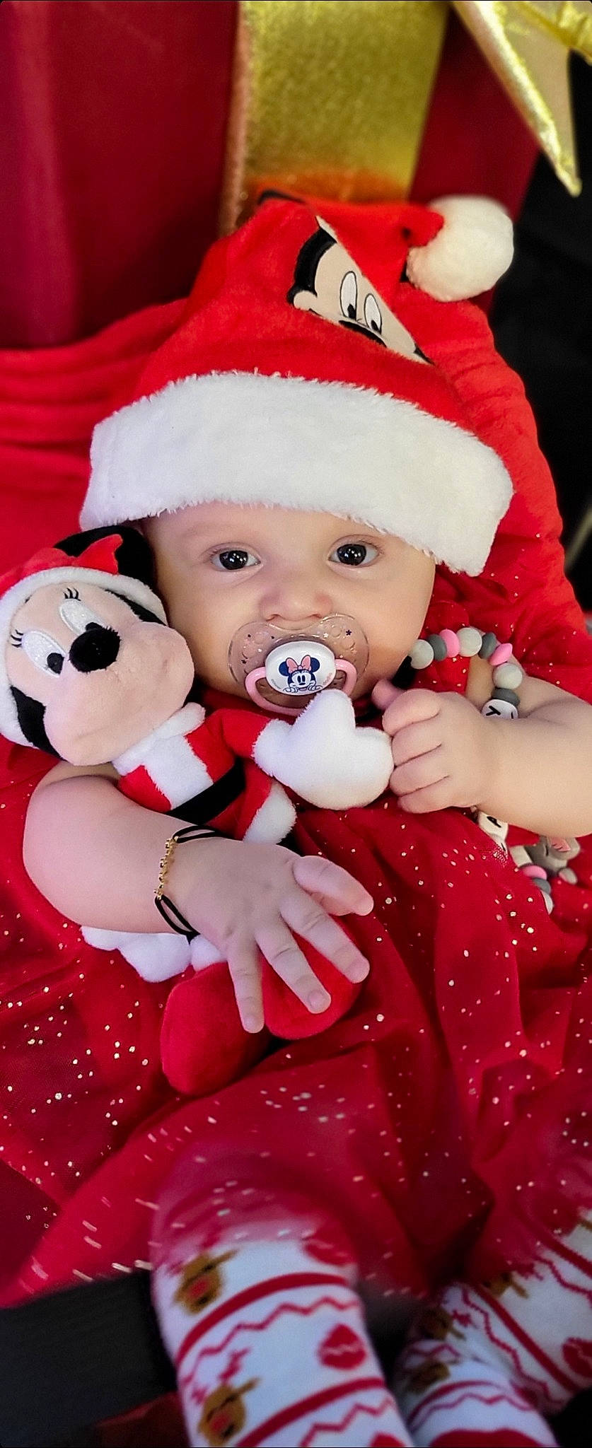 Hayley participe au concours pour gagner de l'argent avec cette photo : baby, baby_toddler_clothing, cheek, christmas, gesture, happy, hat, head, headwear, holiday, human_body, mammal, person, pink, red, santa_claus, skin, stuffed_toy, teddy_bear, toddler