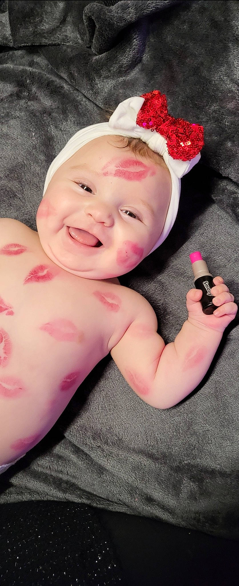 Hayley a rejoint le concours — aidez-le/la à gagner de superbes lots ! baby, baby_toddler_clothing, cap, chin, eye, face, facial_expression, finger, gesture, hand, happy, hat, head, headgear, human_body, joy, lip, mouth, person, pink