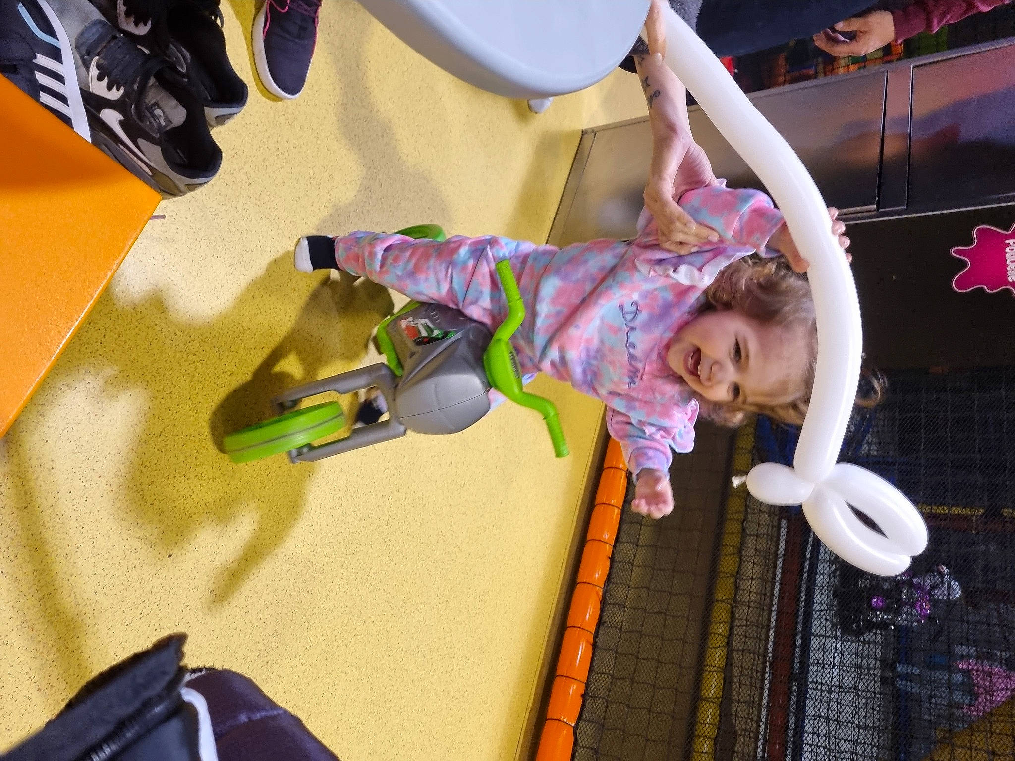 Eléonore a rejoint le concours — aidez-le/la à gagner de superbes lots ! adventure, animation, child, event, fun, leisure, magenta, person, play, purple, recreation, room, sandal, smile, toddler, visual_arts