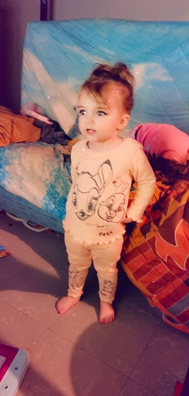 Eléonore participe au concours pour gagner de l'argent avec cette photo : baby_toddler_clothing, child, eye, flooring, foot, fun, hair, happy, human_body, human_leg, iris, mouth, nose, orange, person, pink, skin, sleeve, t_shirt, toddler