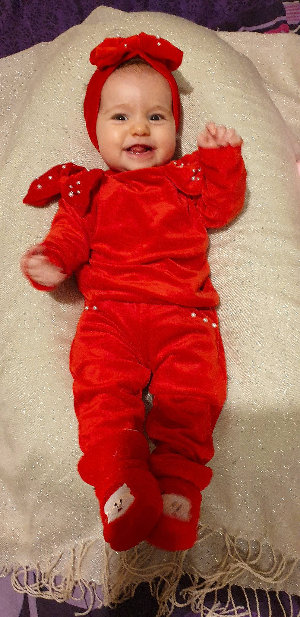 Maïna participe au concours pour gagner de l'argent avec cette photo : baby, child, outerwear, overall, person, red, toddler