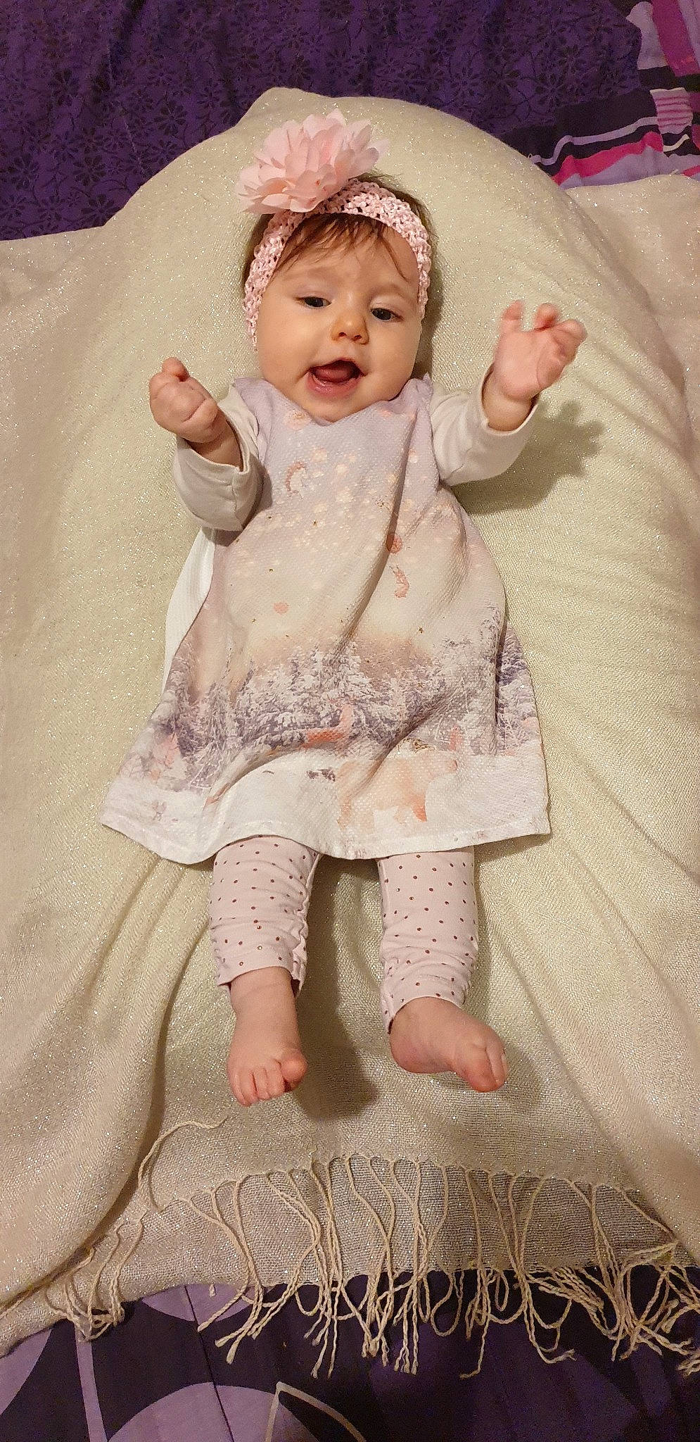 Maïna participe au concours pour gagner de l'argent avec cette photo : baby, barefoot, child, finger, gesture, person, skin, toddler