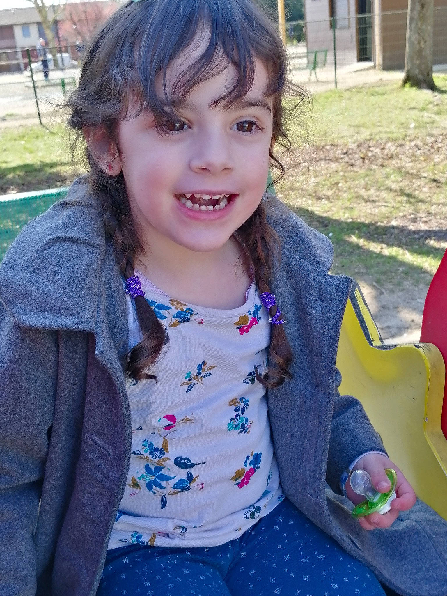 Luna a rejoint le concours — aidez-le/la à gagner de superbes lots ! child, face, facial_expression, fun, grass, happy, joy, outdoor_play_equipment, person, play, playground, public_space, recreation, skin, smile, toddler