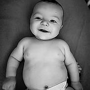 Manoë a rejoint le concours — aidez-le/la à gagner de superbes lots ! baby, infant, smile, diaper, face, chubby, lying_down, cute, portrait, skin, child, young, happy, arms, torso, black_and_white, expression, eyes, head, baby_boy