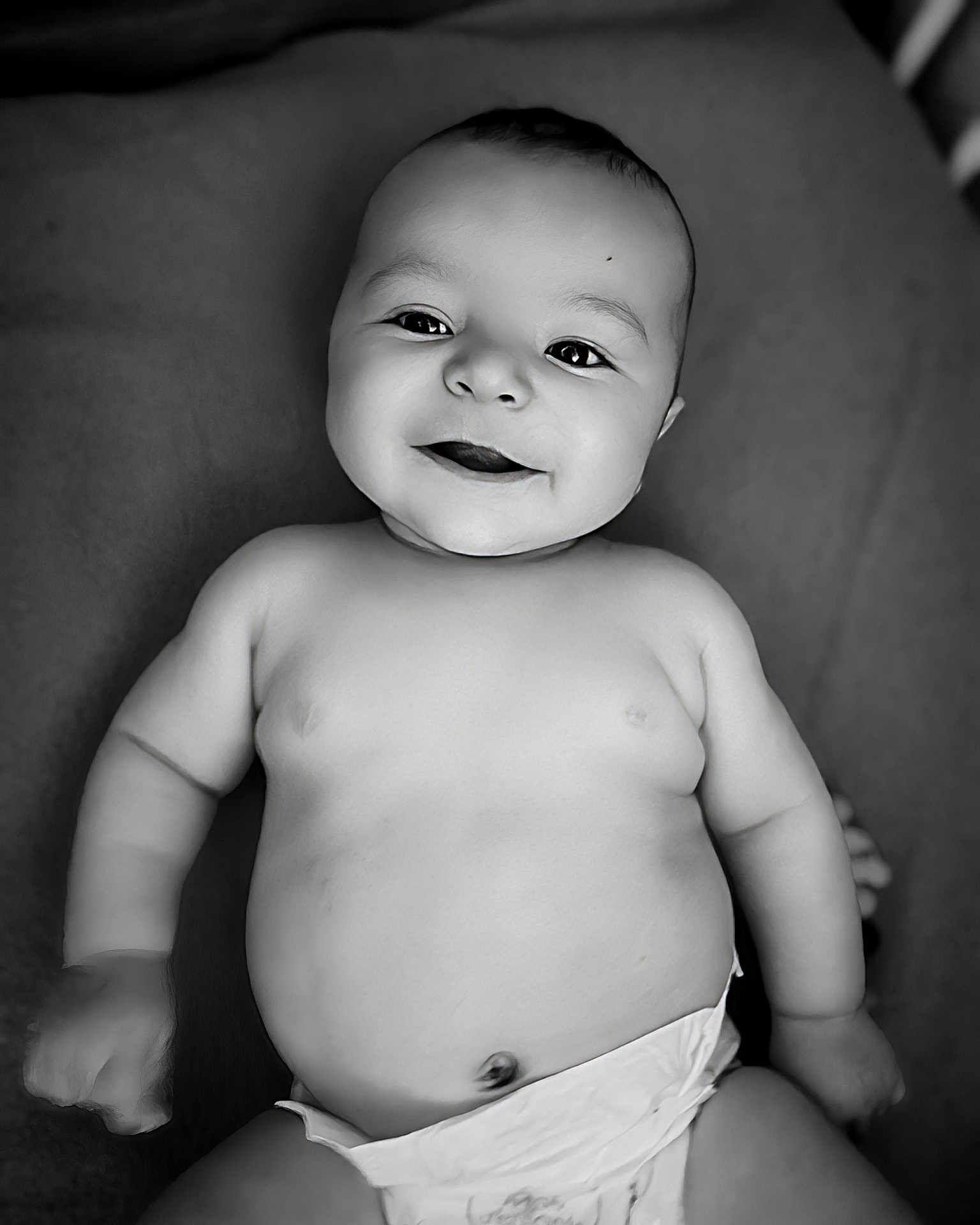 Manoë a rejoint le concours — aidez-le/la à gagner de superbes lots ! baby, infant, smile, diaper, face, chubby, lying_down, cute, portrait, skin, child, young, happy, arms, torso, black_and_white, expression, eyes, head, baby_boy