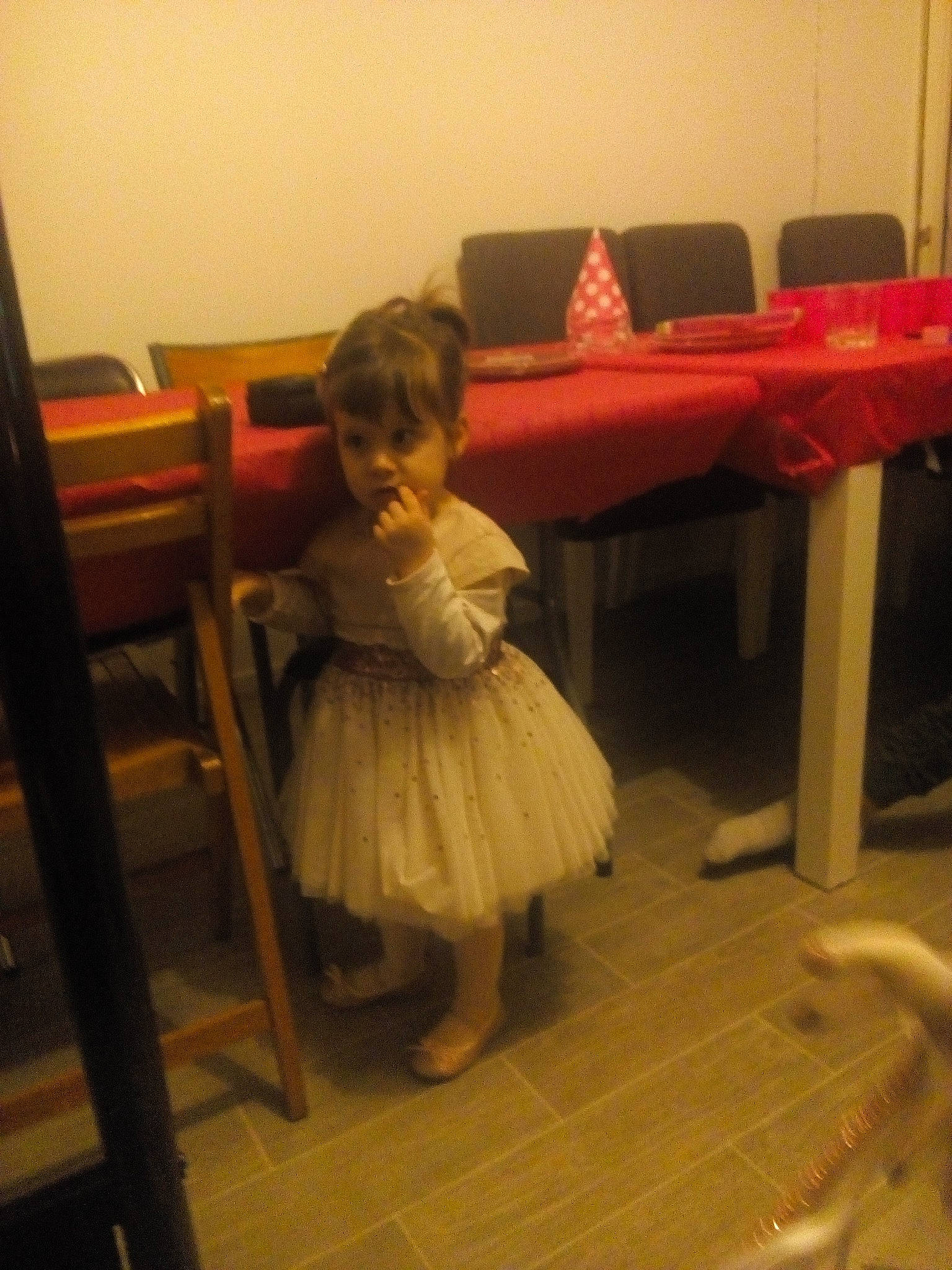 Lola participe au concours pour gagner de l'argent avec cette photo : child, day, dress, floor, flooring, fun, furniture, girl, hardwood, leg, person, play, room, sitting, skin, snapshot, standing, table, toddler, wood