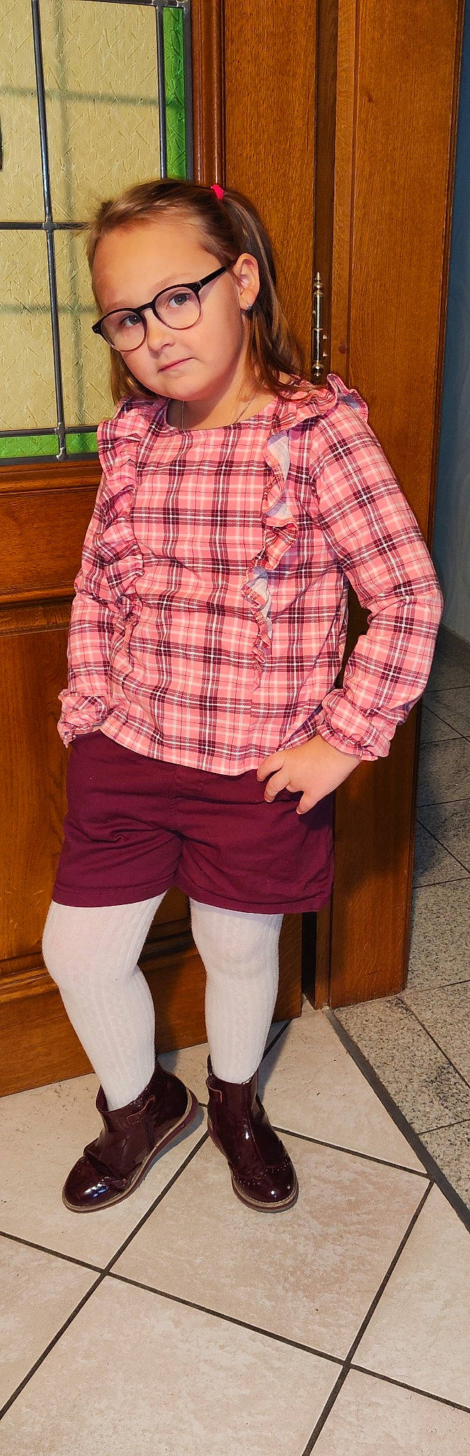 Léane participe au concours pour gagner de l'argent avec cette photo : belt, blazer, collar, denim, dress_shirt, knee, neck, outerwear, pattern, person, pink, plaid, shorts, sleeve, sportswear, t_shirt, tartan, textile, thigh, tie