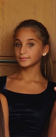 Lalie participe au concours pour gagner de l'argent avec cette photo : black_hair, brown_hair, cheek, chest, chin, eye, eyebrow, eyelash, face, flash_photography, forehead, hairstyle, jaw, joy, lip, long_hair, neck, nose, person, smile