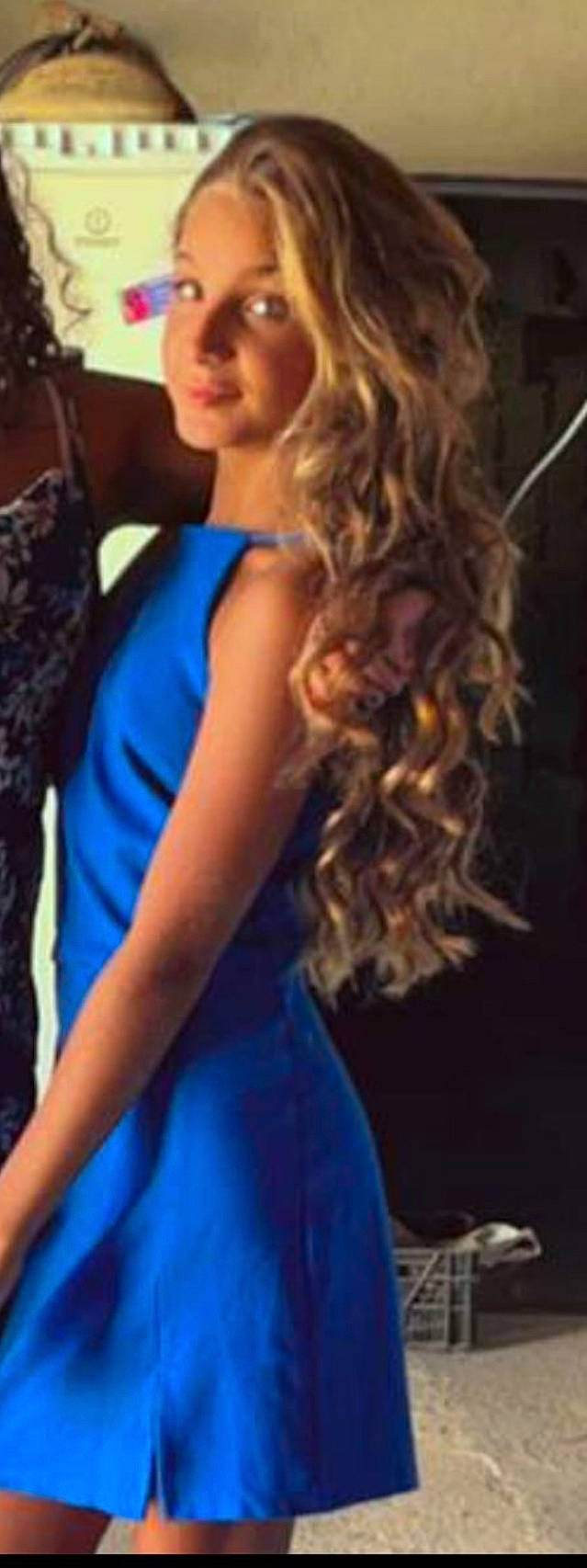 Lalie a rejoint le concours — aidez-le/la à gagner de superbes lots ! blond, brown_hair, chest, day_dress, dress, electric_blue, event, fashion_design, formal_wear, happy, human_leg, layered_hair, long_hair, neck, person, ringlet, smile, surfer_hair, thigh, trunk