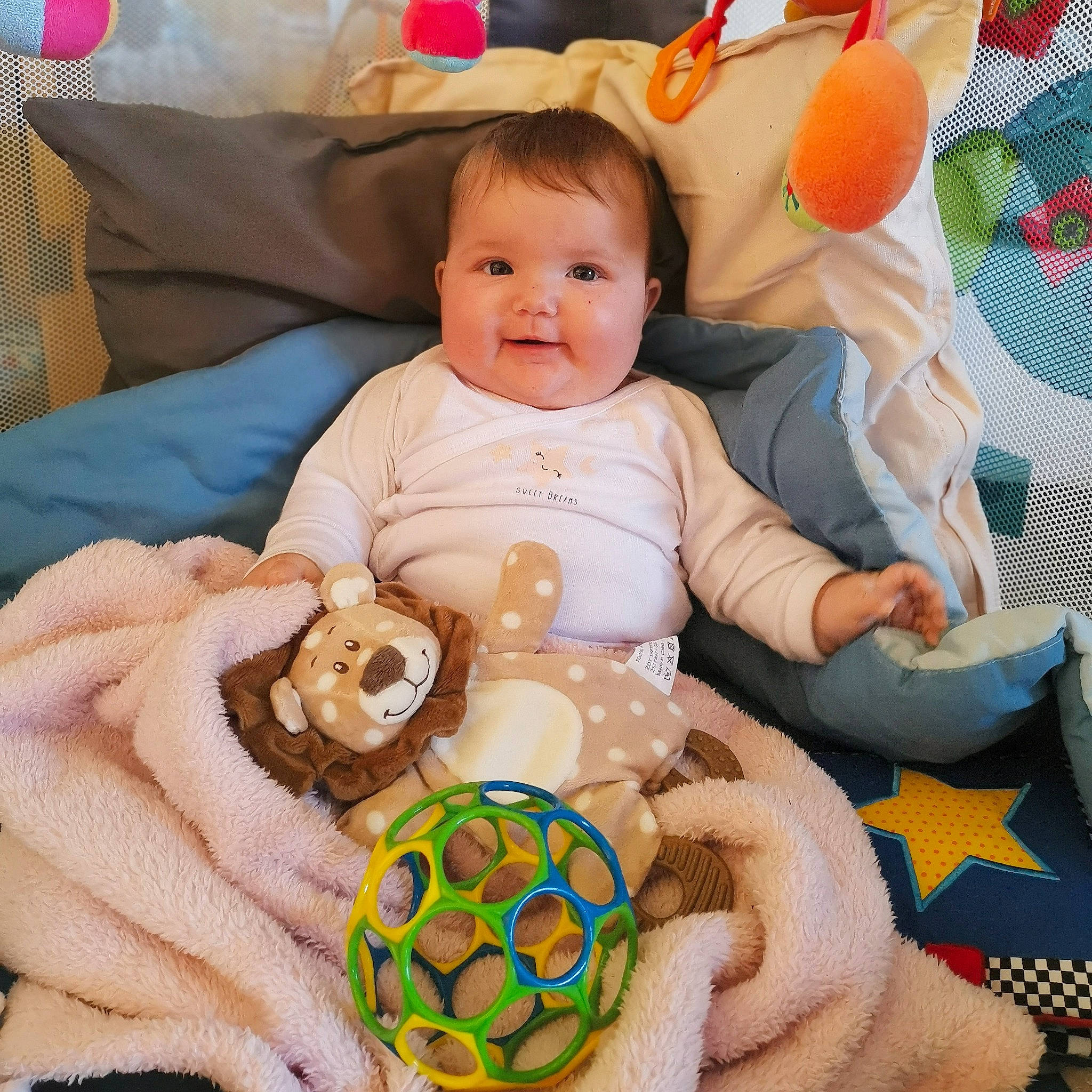 Marylou a rejoint le concours — aidez-le/la à gagner de superbes lots ! baby, baby_playing_with_toys, baby_products, baby_toys, child, easter, person, play, sitting, stuffed_toy, toddler, toy