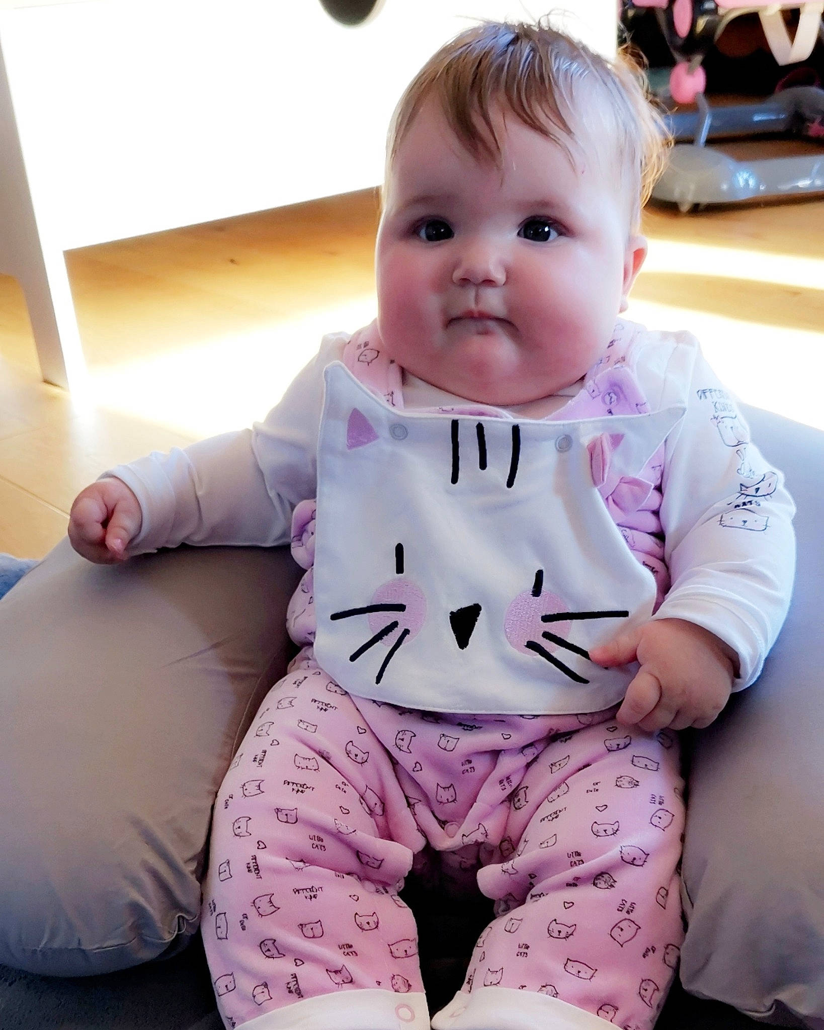 Marylou a rejoint le concours — aidez-le/la à gagner de superbes lots ! baby, baby_products, baby_toddler_clothing, cheek, child, person, pink, sitting, skin, sleeve, smile, toddler