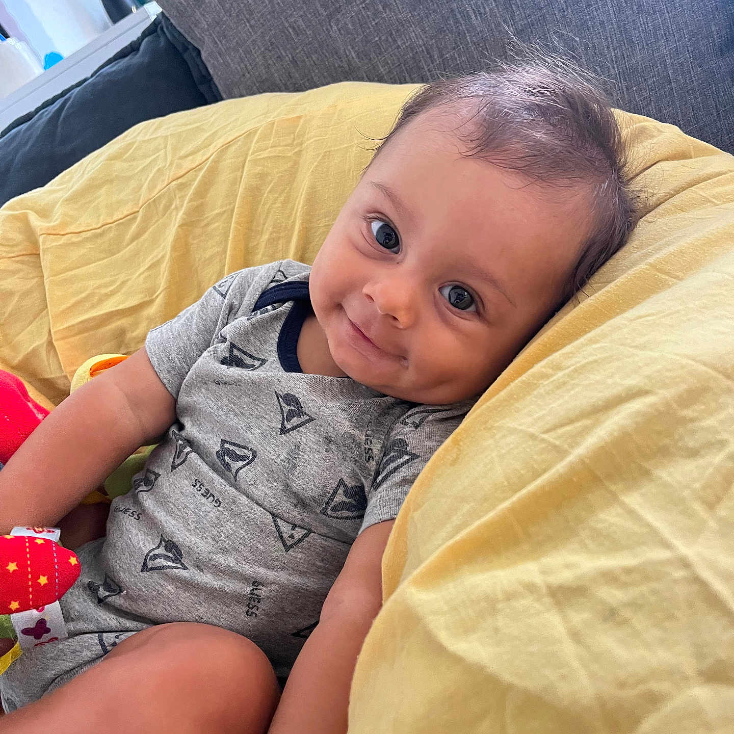 Layan participe au concours pour gagner de l'argent avec cette photo : accessories, baby, bed, blanket, bodypart, bracelet, couch, cushion, face, finger, furniture, hand, happy, head, homedecor, jewelry, person, photography, portrait, smile