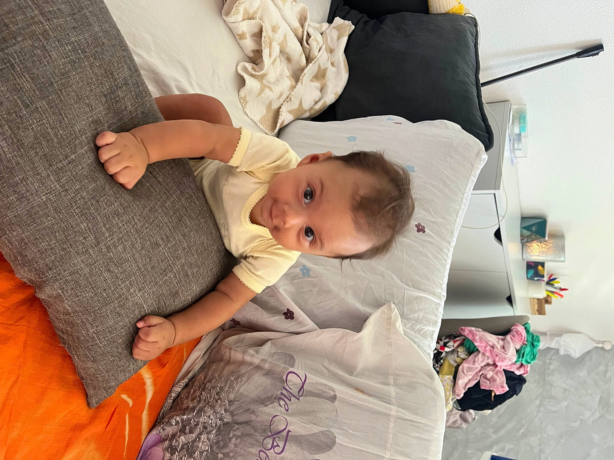 Layan a rejoint le concours — aidez-le/la à gagner de superbes lots ! baby, baby_products, baby_sleeping, baby_toddler_clothing, bedding, bedtime, child, comfort, head, linens, nap, pattern, person, room, sitting, sleep, sleeve, t_shirt, throw_pillow, toddler